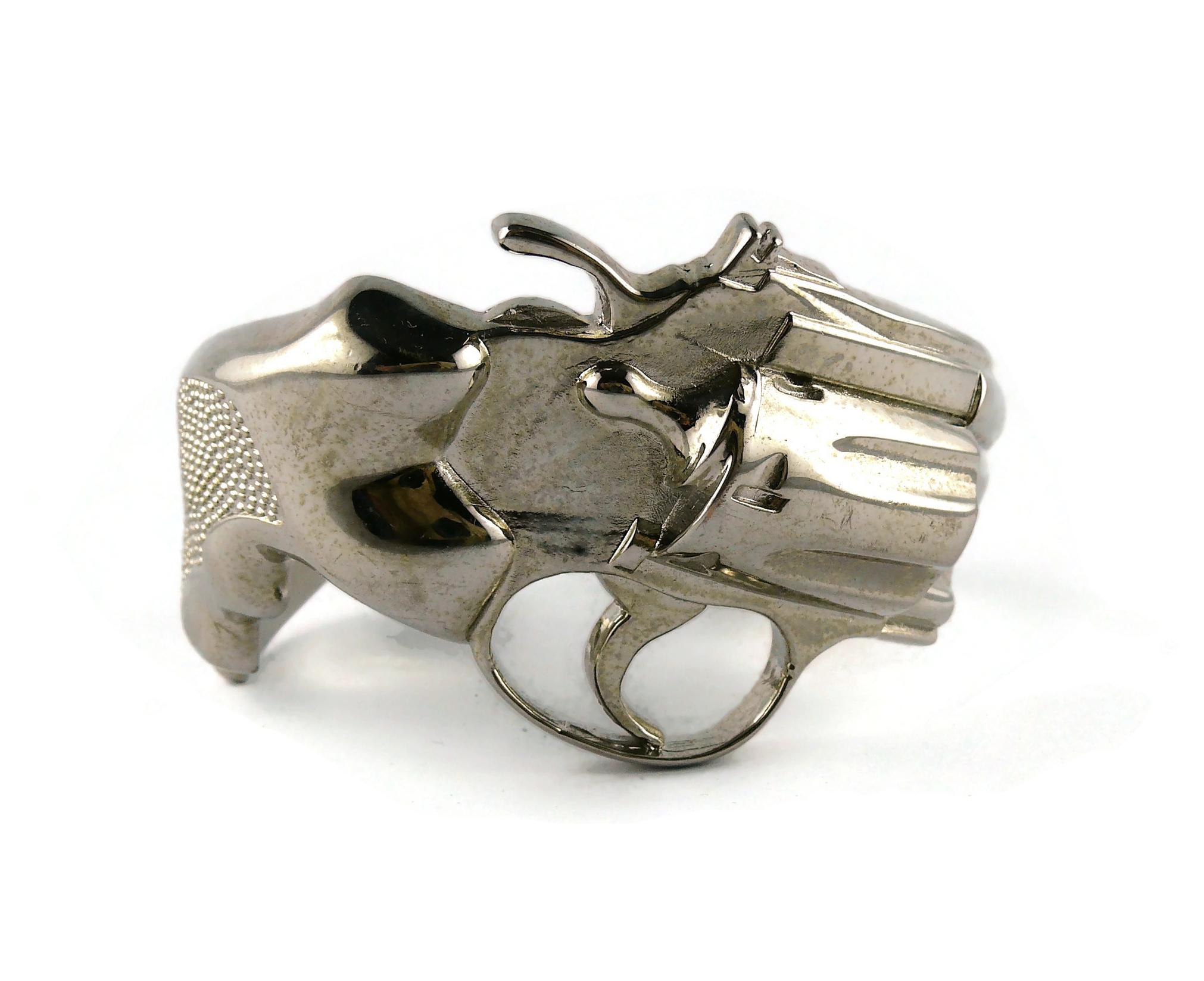 Saint Laurent Silberfarben getöntes Revolver-Gewehr-Manschettenarmband im Angebot 1