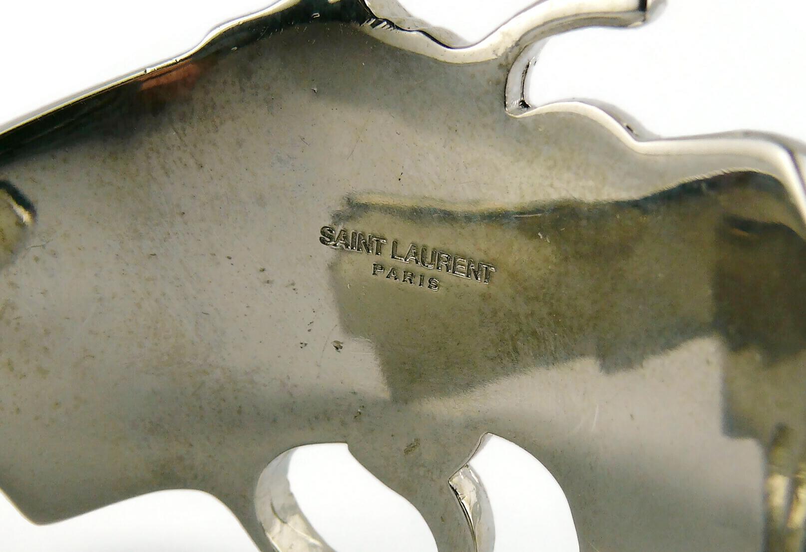 Saint Laurent Silberfarben getöntes Revolver-Gewehr-Manschettenarmband im Angebot 5