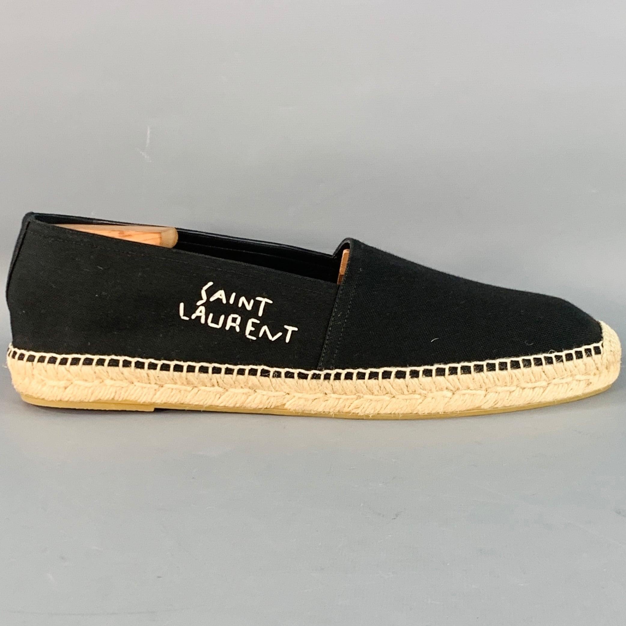 SAINT LAURENT Sneakers aus schwarzem Leder mit beigefarbenem, geflochtenem Espadrille-Besatz, weißem gesticktem SAINT LAURENT-Logo und Schlupfverschluss. Schuhspanner nicht enthalten. Wird mit Staubbeutel geliefert. Made in Spainches Neu ohne Box.