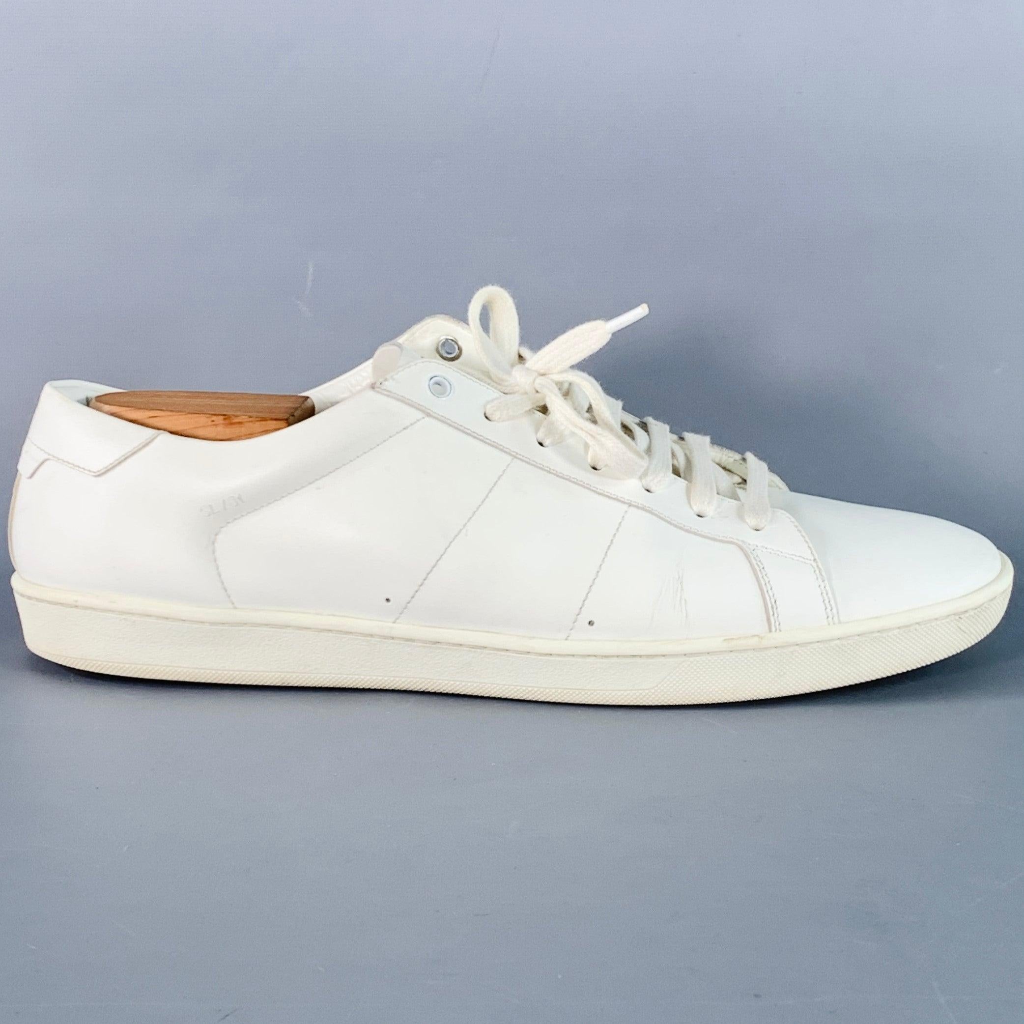 Zapatillas SAINT LAURENT
en piel blanca, con un estilo bajo, suela de goma y cierre de cordones. Zapateros no incluidos. Viene con caja.Buen estado de segunda mano. Arrugas moderadas, algunas grietas en los laterales. Tal cual. 

Marcado:   IT
