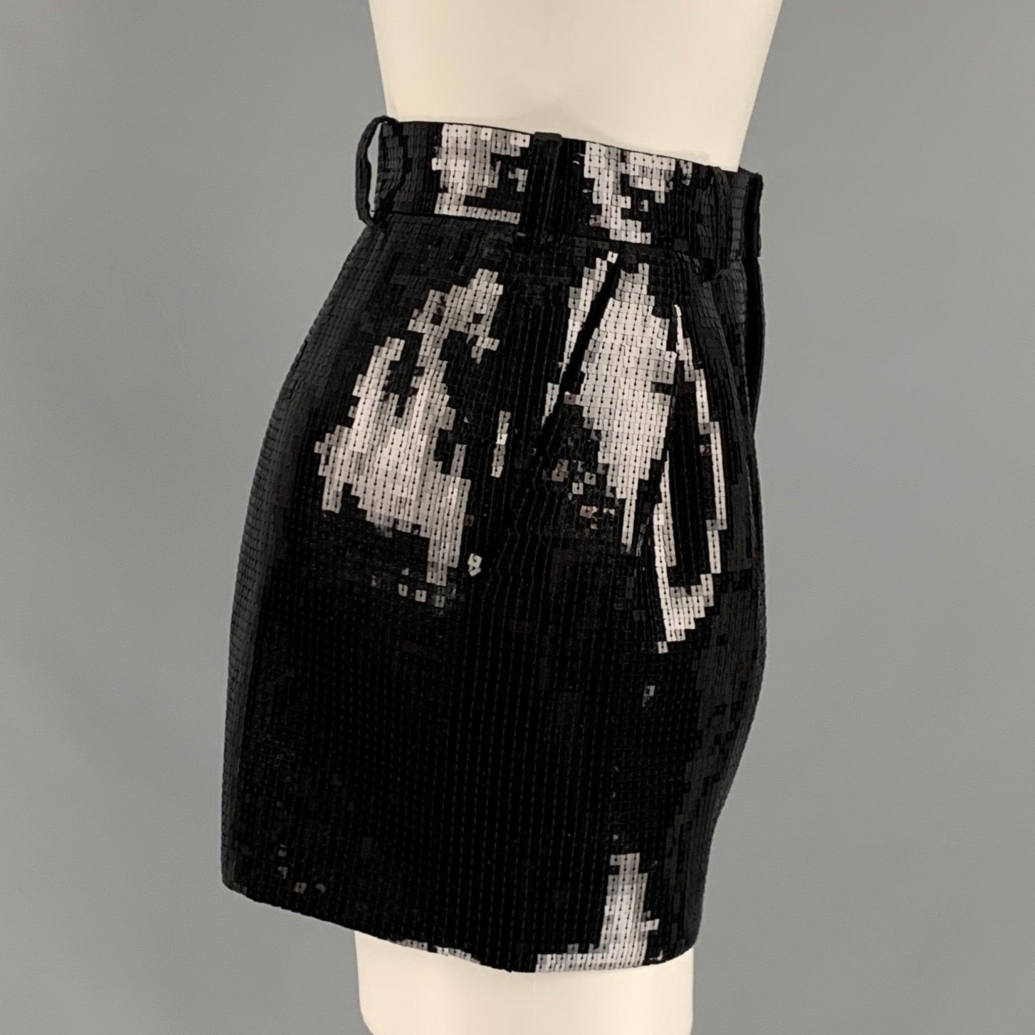 SAINT LAURENT Taille 2 Short plissé en laine noire Excellent état - En vente à San Francisco, CA
