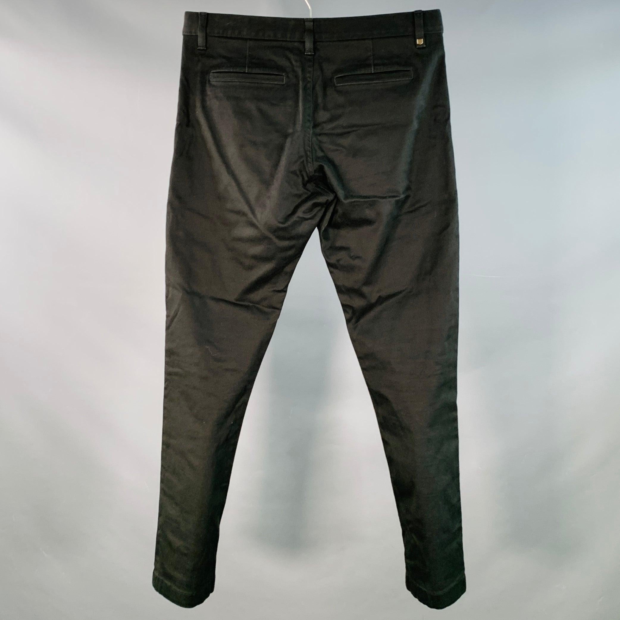Pantaloni casual Saint Laurent
in twill di cotone nero elasticizzato, caratterizzati da un taglio frontale piatto, gamba affusolata e chiusura con bottoni. Made in Italy. Eccellente condizione di usato. 

Contrassegnato:   30 

Misure: 
  Vita: 30
