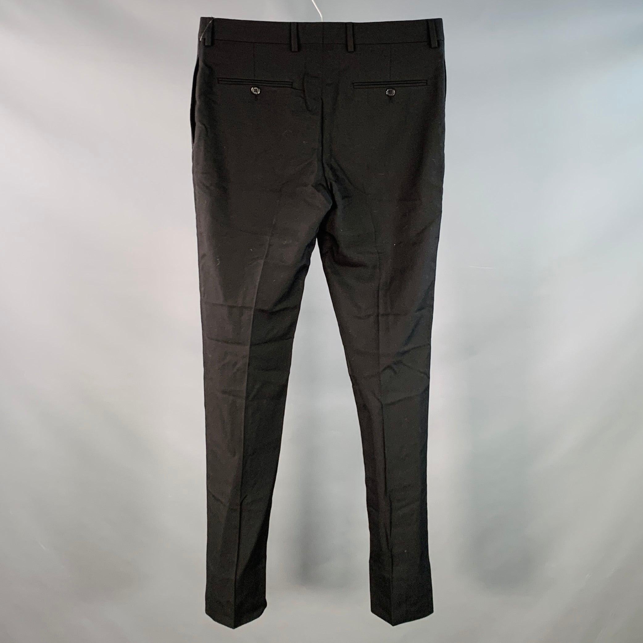 Pantaloni casual Saint Laurent
in twill di lana nero, caratterizzati da un taglio frontale piatto, gamba affusolata e chiusura con zip. Made in Italy. Eccellente condizione di usato. 

Contrassegnato:   IT 46 

Misure: 
  Vita: 30 pollici Cavallo: 9