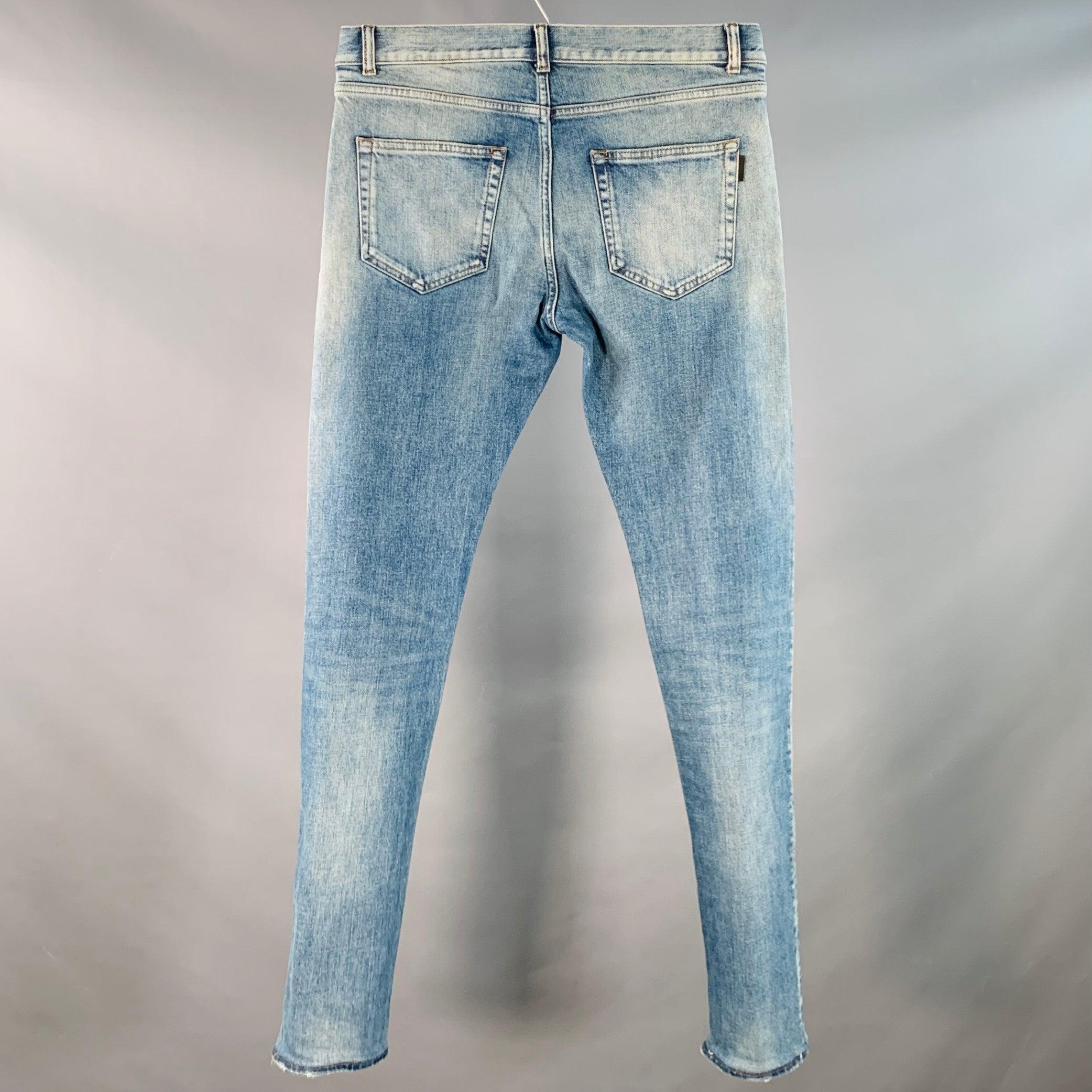 Jeans SAINT LAURENT
en sergé de coton bleu extensible, avec un style usé, cinq poches et une fermeture à glissière. Fabriqué en Italie. Excellent état. 

Marqué :   30 

Mesures : 
  Taille : 30 pouces Taille : 8 pouces Entrejambe : 33 pouces 
  
 