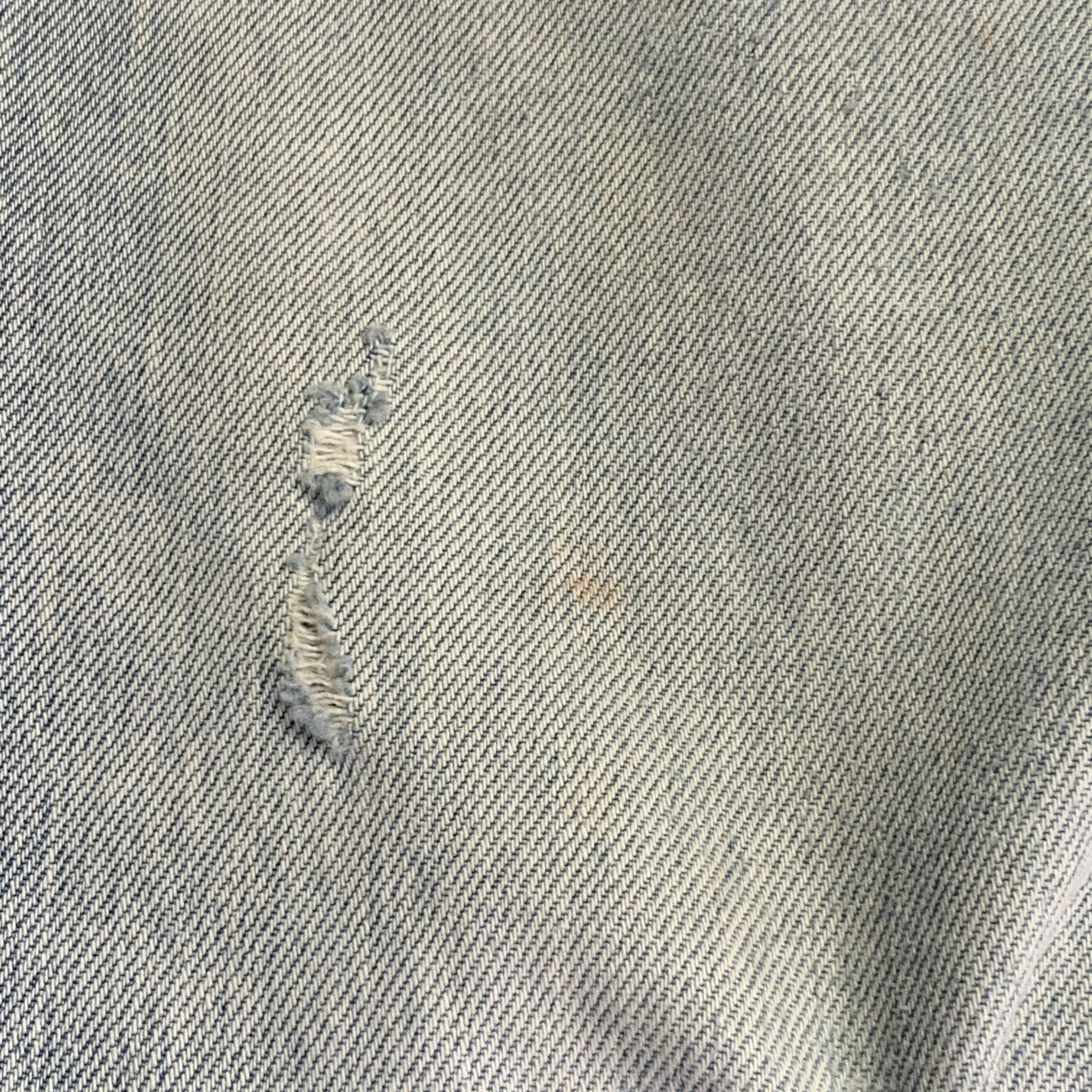 SAINT LAURENT Taille 31 Bleu Distressed Cotton Tapered Zip Fly Jeans en vente 4