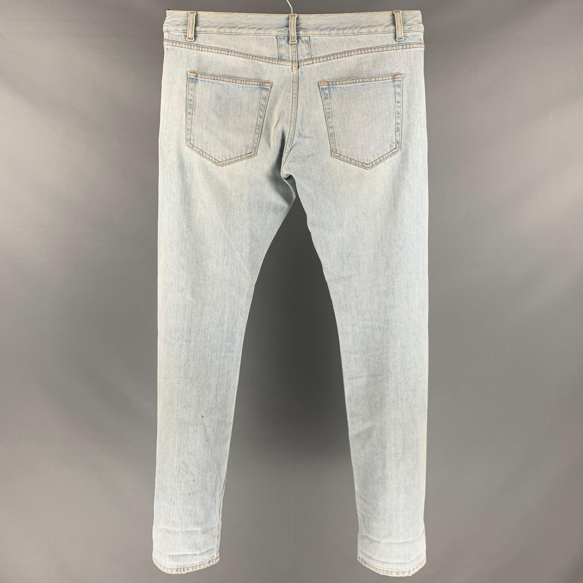 SAINT LAURENT Jeans aus hellblauem Baumwollgewebe mit normaler Passform, Kontrastnähten und Knopfverschluss. Hergestellt in Italien. Guter Pre-Owned Zustand. Mäßige Gebrauchsspuren. 

Markiert:   Größe nicht markiert 

Abmessungen: 
  Taille: 33