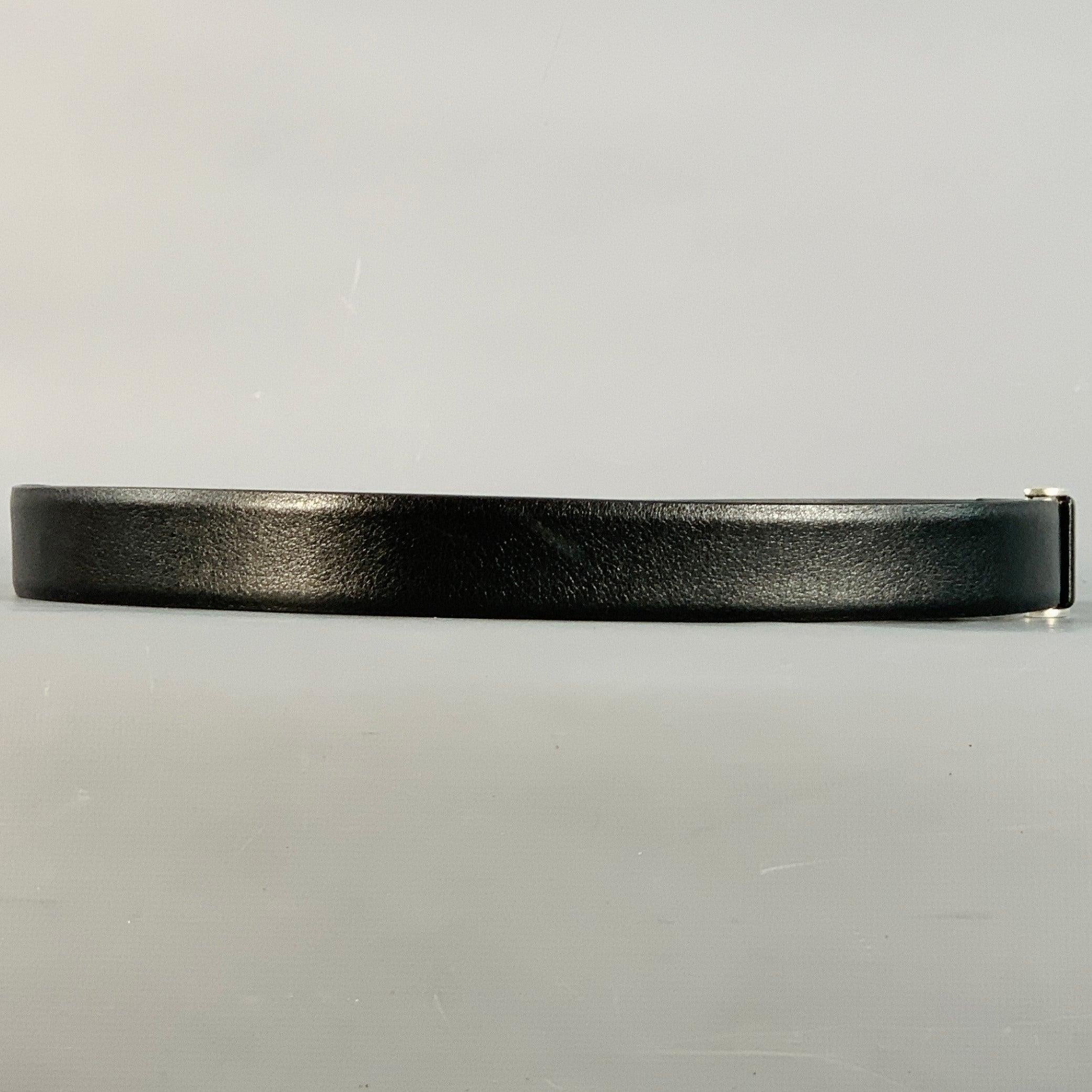 SAINT LAURENT
Ceinture en cuir noir avec fermeture à boucle en métal argenté. Fabriqué en Italie. Excellent état. 

Marqué :   ABR801669 90 0724Longueur : 44.75 pouces Largeur : 1 pouce Convient : 34 pouces  - 38 pouces Boucle : 2.25 pouces  
  
 