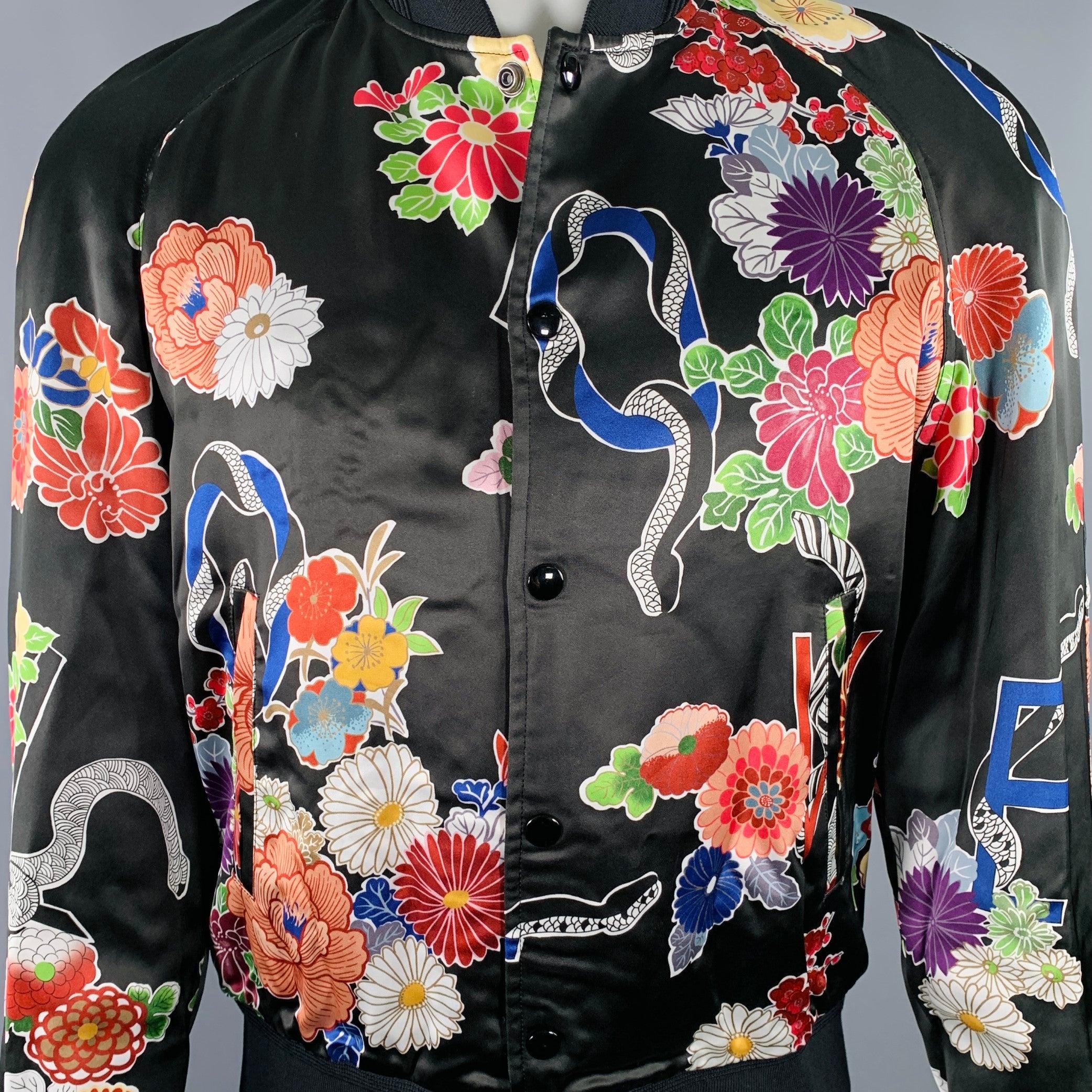 Veste SAINT LAURENT PARIS
en viscose noire, avec un style varsity, un imprimé floral multicolore vibrant et une fermeture à bouton-pression. Fabriqué en Italie. Excellent état. 

Marqué :   IT 50 

Mesures : 
 
Epaule : 17 pouces  Poitrine : 45
