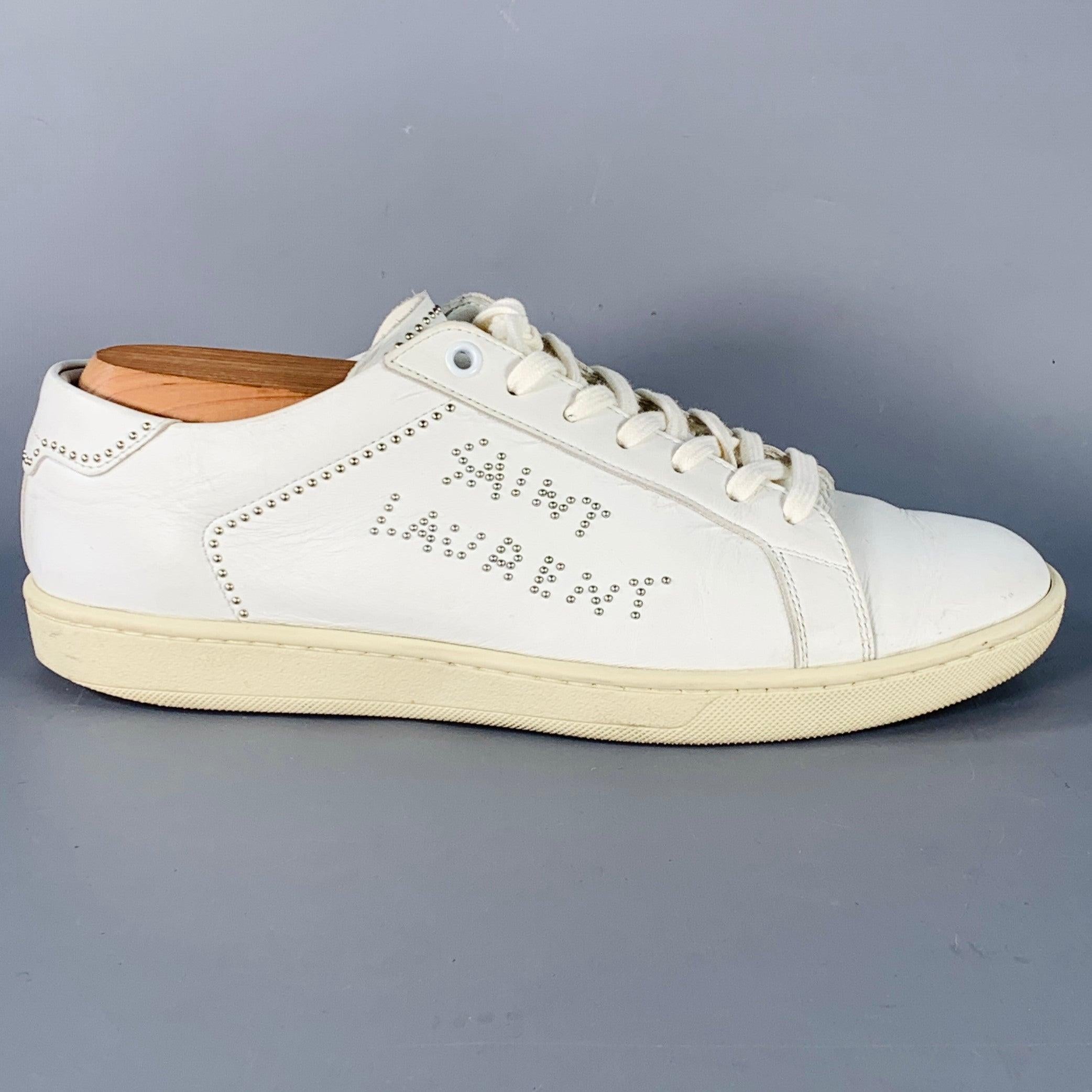 Baskets SAINT LAURENT
en cuir blanc, avec une tige basse, un logo clouté en métal argenté et une fermeture à lacets. Les embauchoirs ne sont pas inclus. Fabriqué en Italie. Bon état d'usage. Plis modérés, fissures mineures. En l'état. 

Marqué :  