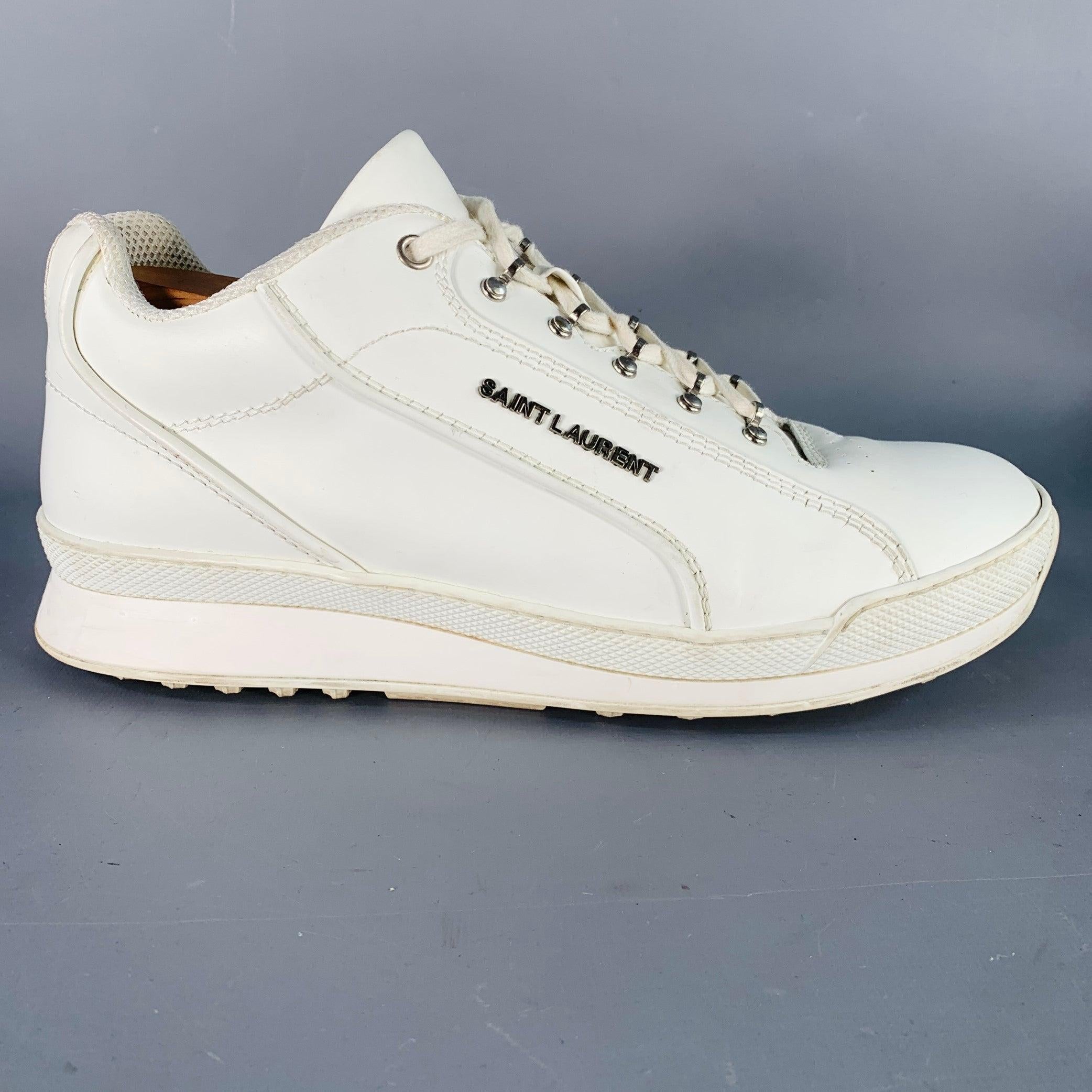 Baskets SAINT LAURENT
en cuir blanc, avec un style bas, une semelle en caoutchouc épaisse et une fermeture à lacets. Les embauchoirs ne sont pas inclus. Fabriqué en Italie. Très bon état. Marques et signes d'usure mineurs. 

Marqué :   FR 501612