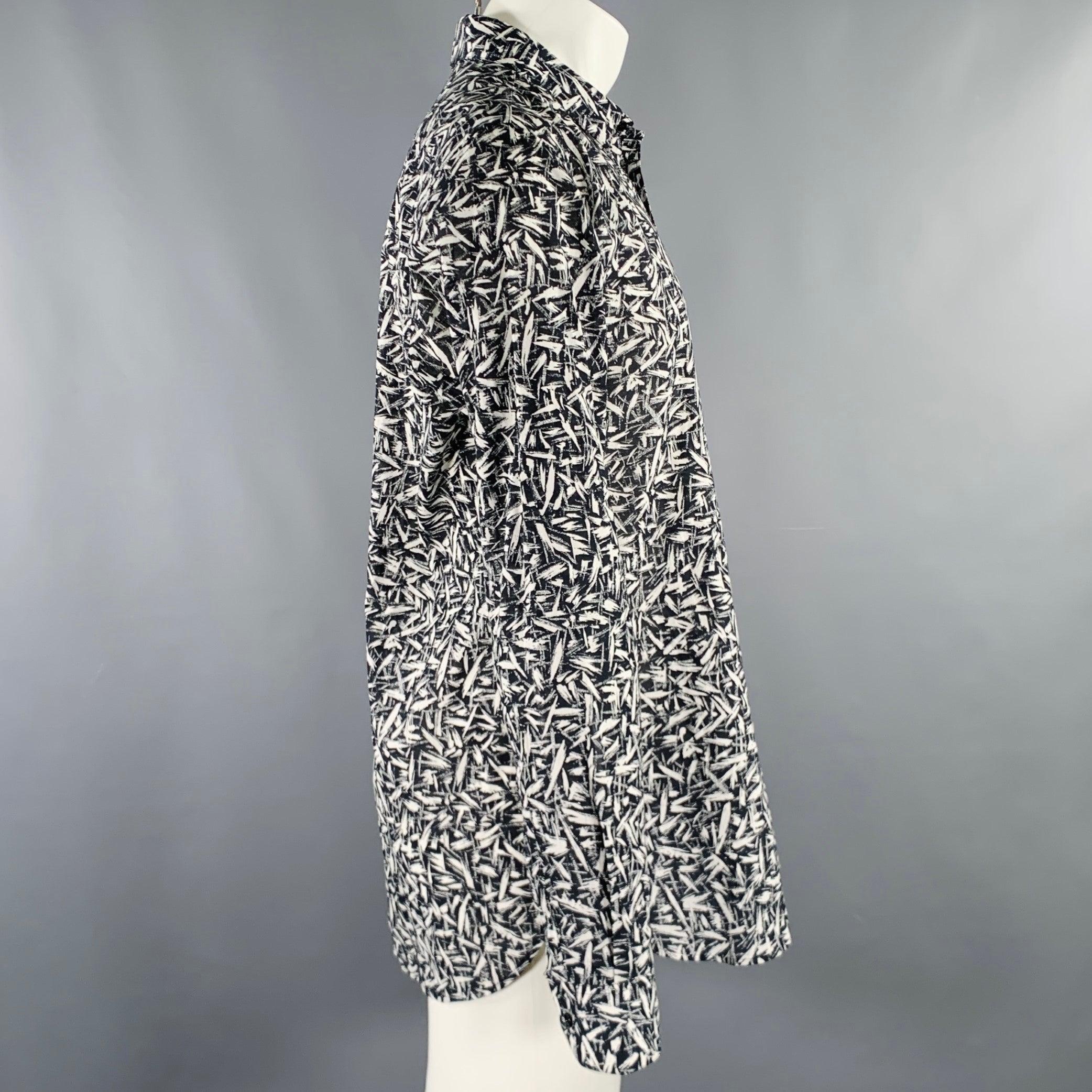 Noir SAINT LAURENT Size M Black White Print Cotton Button Up Long Sleeve Shirt (Chemise à manches longues boutonnée en coton imprimé noir et blanc) en vente