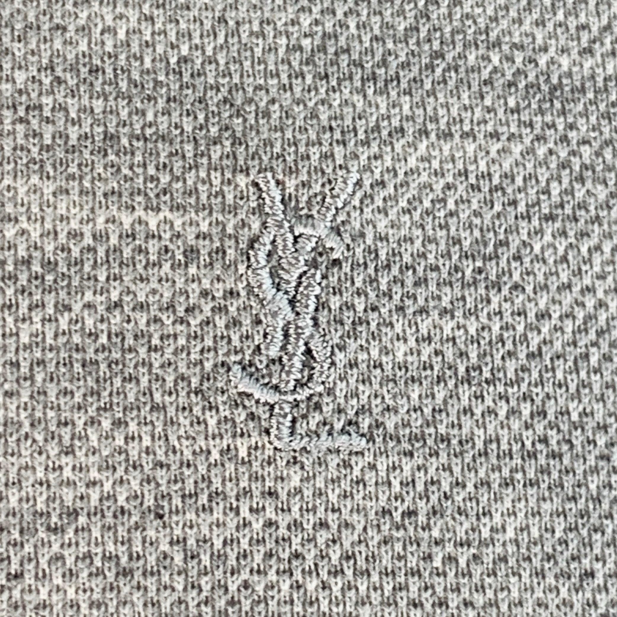 SAINT LAURENT Polo aus grauem Baumwollpikee mit kurzen Ärmeln, tonaler Logostickerei und halber Knopfleiste. Made in Italy Ausgezeichneter Pre-Owned Zustand. 

Markiert:   M 

Abmessungen: 
 
Schultern: 16,5 Zoll Brustumfang: 42 Zoll Ärmelumfang: