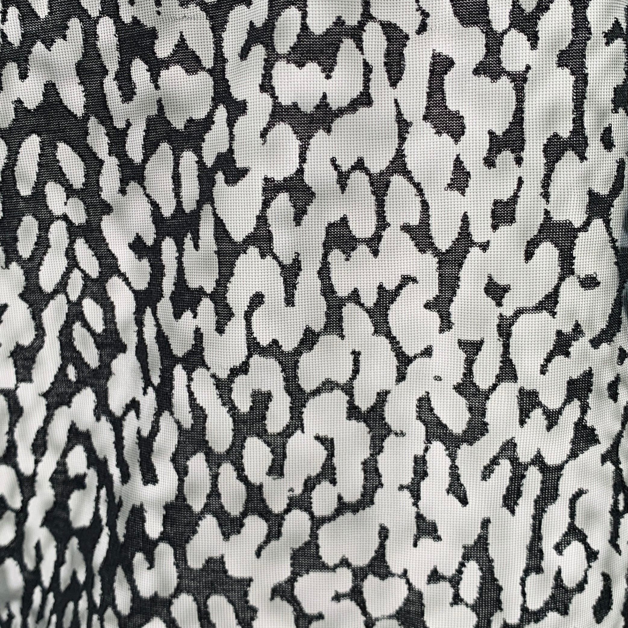 Top décontracté SAINT LAURENT
en lyocell noir extensible, avec un style transparent à imprimé animalier, des manches longues et une encolure dégagée. Fabriqué au Portugal. Très bon état. Petites lacunes. 

Marqué :   S 

Mesures : 
 
Épaule : 18