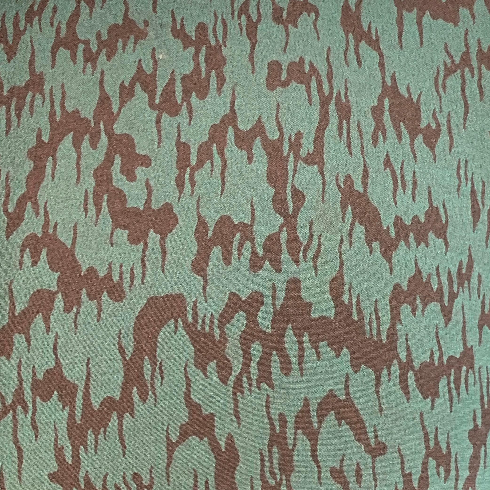 Camicia a maniche corte Saint Laurent
in seta verde e nera con motivo astratto a zig zag, colletto aperto e chiusura con bottoni. Eccellente condizione di usato. 

Contrassegnato:   39/15.5 

Misure: 
 
Spalla: 19 pollici Petto: 46 pollici Manica: