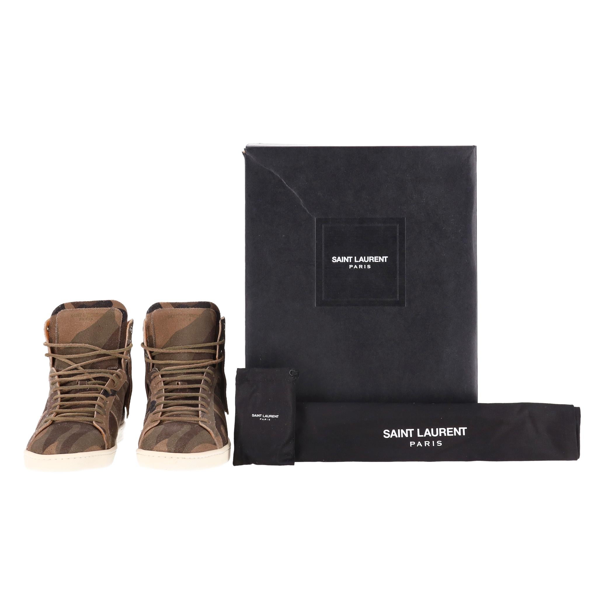 Saint Laurent SL-18 High Top Camouflage Suede Sneakers

Brown/khaki high top sneakers crafted from suede in camouflage pattern.

Embellished with tonal fringe trim around the heel and ‘Saint Laurent’ signature embossed to the back.

Featuring round