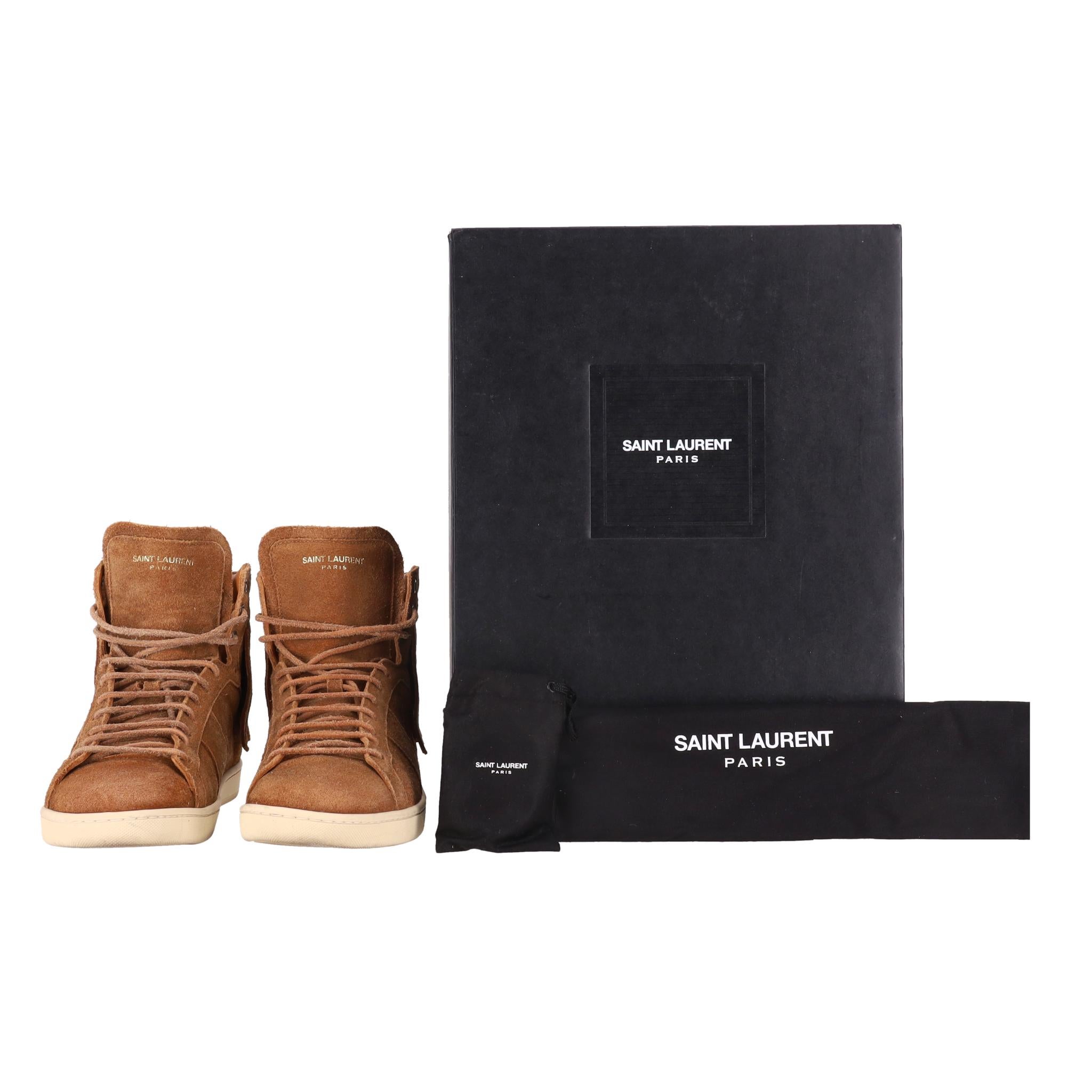Saint Laurent SL-18 High Top Suede Sneakers

Tan brown high top sneakers crafted from suede.

Embellished with tonal fringe trim around the heel and ‘Saint Laurent’ signature embossed to the back.

Featuring round toe, lace-up front and ivory rubber