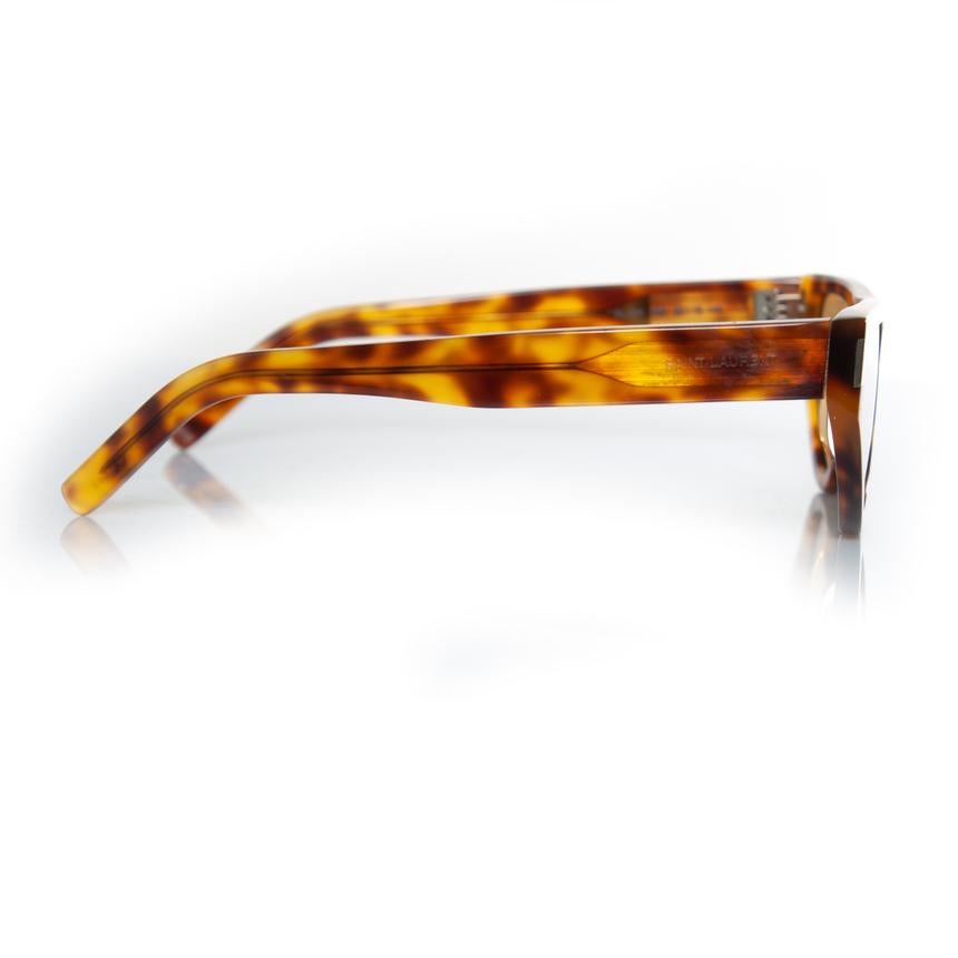 Saint Laurent, SL468 sunglasses in light brown tortoise print. The item is in very good condition.

* CONDITION: very good condition 

* CODE: SL468

* MEASUREMENTS: height lens 4.5 cm, width lens 6.5 cm, width frame 14.5 cm

* MATERIAL: plastic 

*
