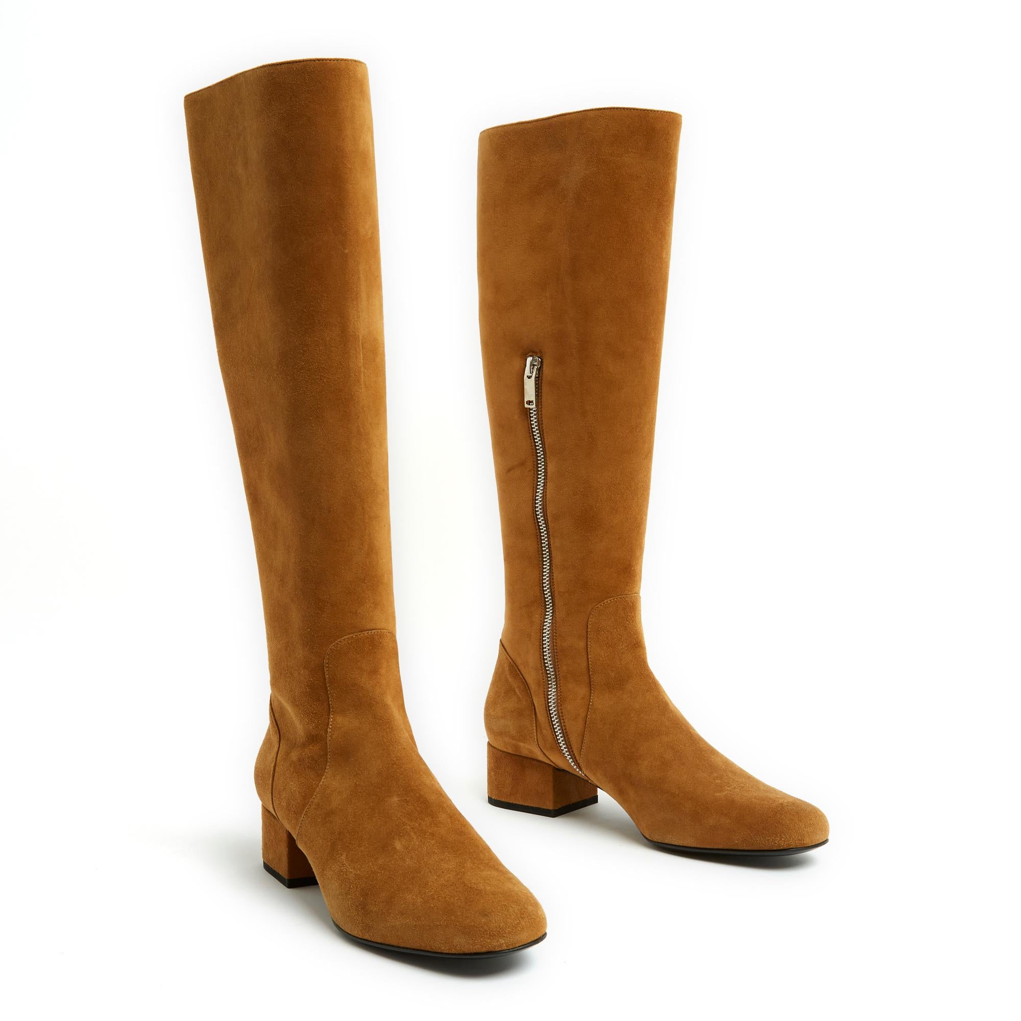 Saint Laurent boots in camel-colored suede, small heel, almond toe, zip opening on the inside of the ankle. Size EU38.5, heel 4.5 cm, insole cm, shaft (from heel) 40 cm, calf width 18 cm, boot top width 18 cm. The boots are perfectly new,