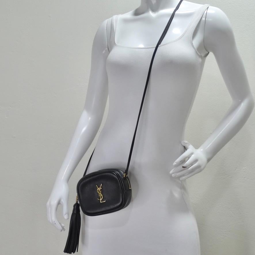 Zeitlose und schicke Saint Laurent Crossbody-Handtasche im klassischen Kamerataschen-Stil. Schwarzes Nappaleder wird durch goldfarbene YSL-Logo-Hardware schön kontrastiert und durch eine Lederfransen-Quaste am Reißverschluss vervollständigt. Die