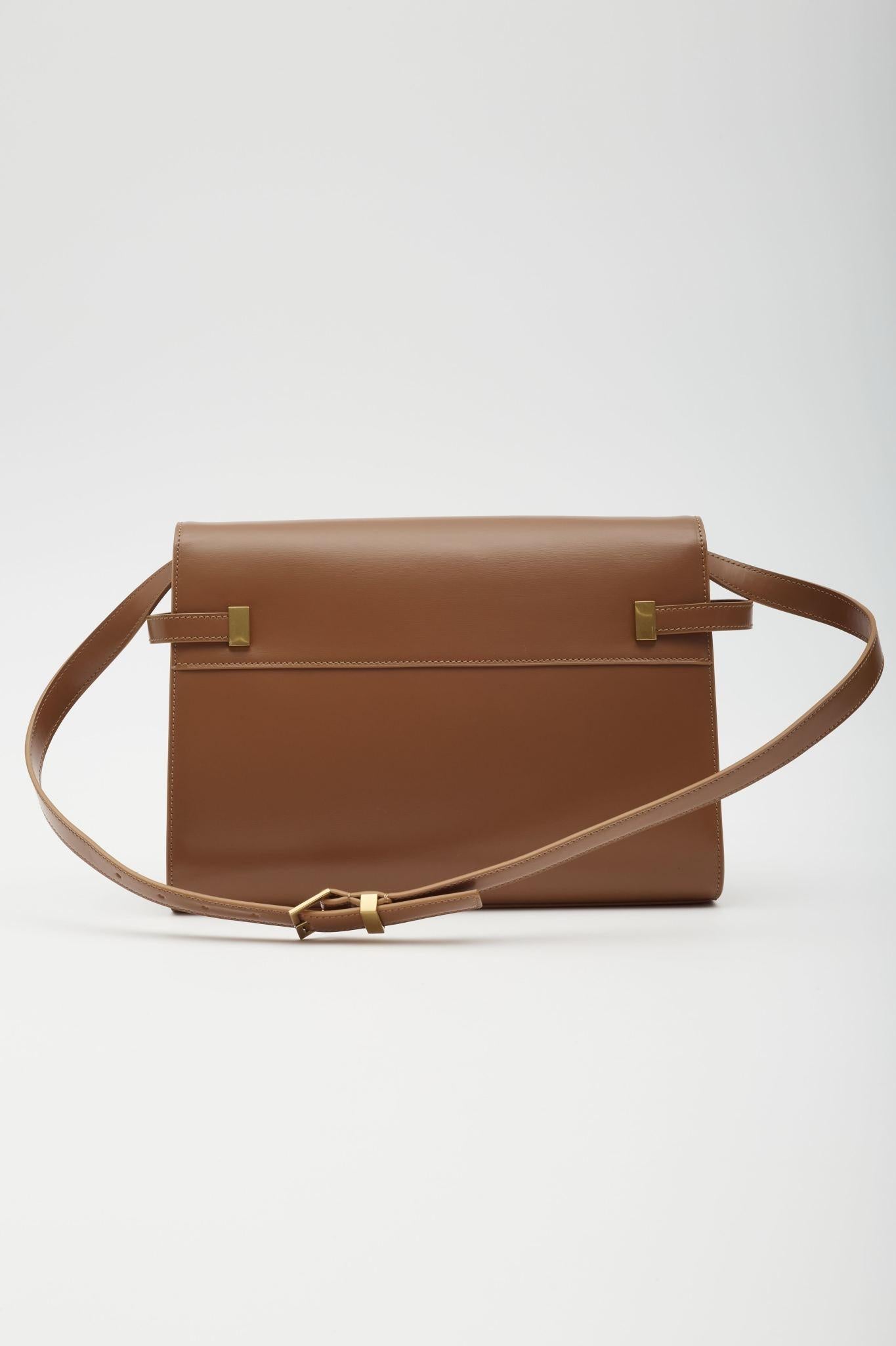 SAINT LAURENT SMOOTH CALFSKIN MEDIUM MANHATTAN SHOULDER BAG COGNAC

**Please note this is a preorder piece and shipping may take 14-30 days.**

This bag is made of luxuriously smooth calfskin leather in light brown. The shoulder bag features a