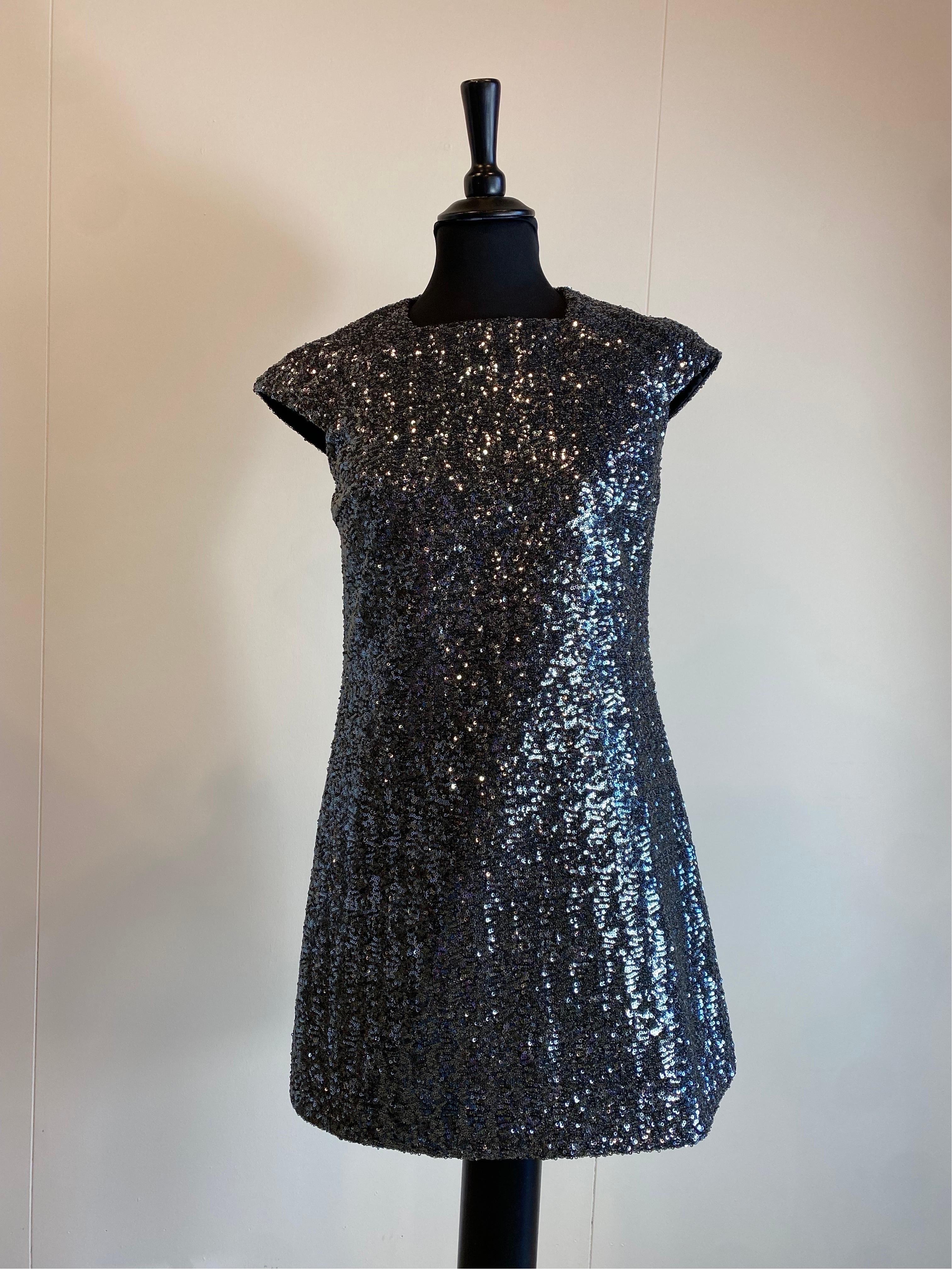 Saint Laurent Sequins Dress.
SS 2019 RTW collection
Made of polyester, lined with silk.
French size 38 which corresponds to an Italian 42
Shoulders 42 cm
Bust 45 cm
Waist 42cm
Length 82 cm
New, with label.