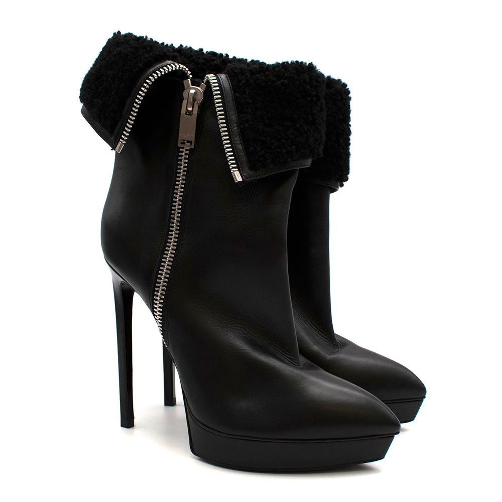 Saint Laurent Stivali a spillo con plateau foderato in shearling

- Shearling con orli in pelle
- Fodera in pelle effetto bagnato
- Zip argentata sulla parte esterna della gamba
- Suola esterna in pelle lucida
- Forma a punta
- Zeppa con plateau
-