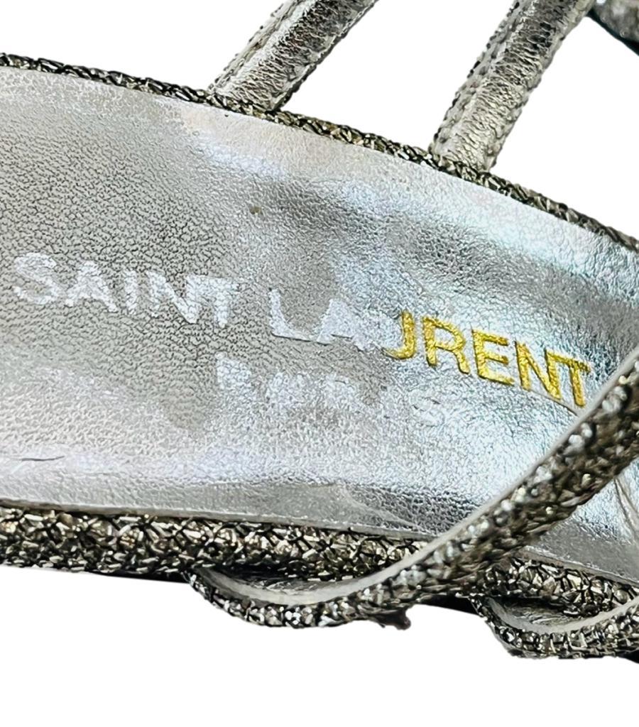 Saint Laurent Riemchensandalen aus Glittergeflecht im Angebot 3
