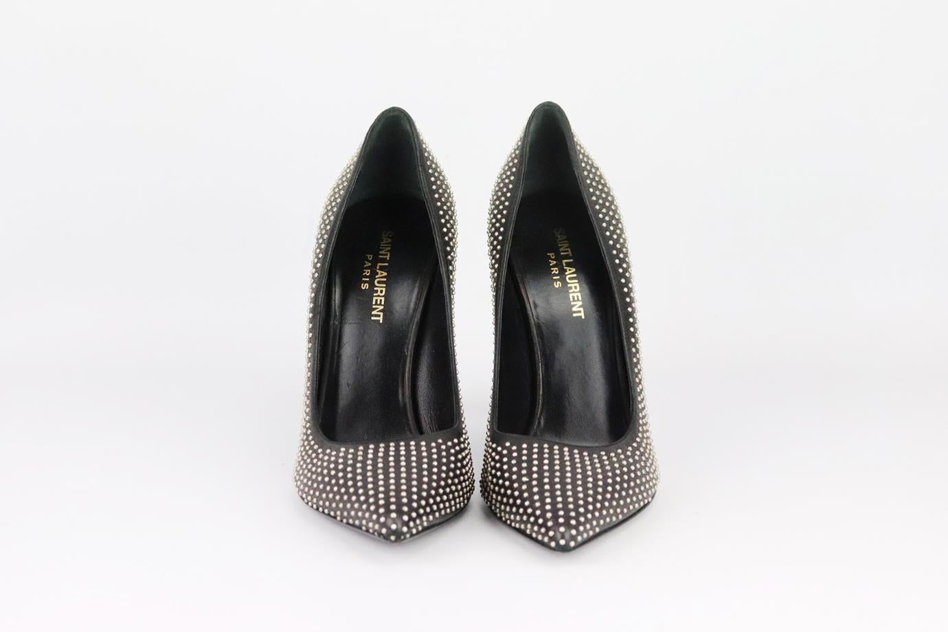 Diese Pumps von Saint Laurent sind ein Signature-Schuh aus weichem schwarzem Leder und mit kleinen silbernen Nieten verziert. Der Absatz misst ungefähr 89 mm/ 3,5 Zoll. Schwarzes Leder. Anziehen. Wird nicht mit Box oder Staubbeutel geliefert. Größe: