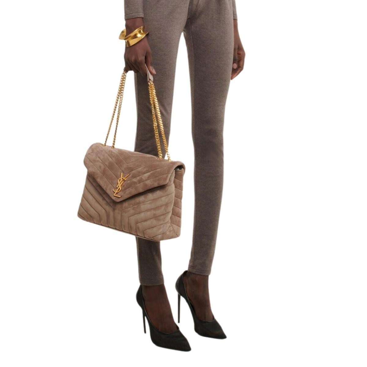 SAINT LAURENT SUEDE CHESTNUT LOULOU SHOULDER BAG MEDIUM

This Loulou shoulder bag is made of taupe chevron-quilted suede. The bag features an aged gold chain-link shoulder strap with matching shoulder pads. The front flap has a YSL monogram detail