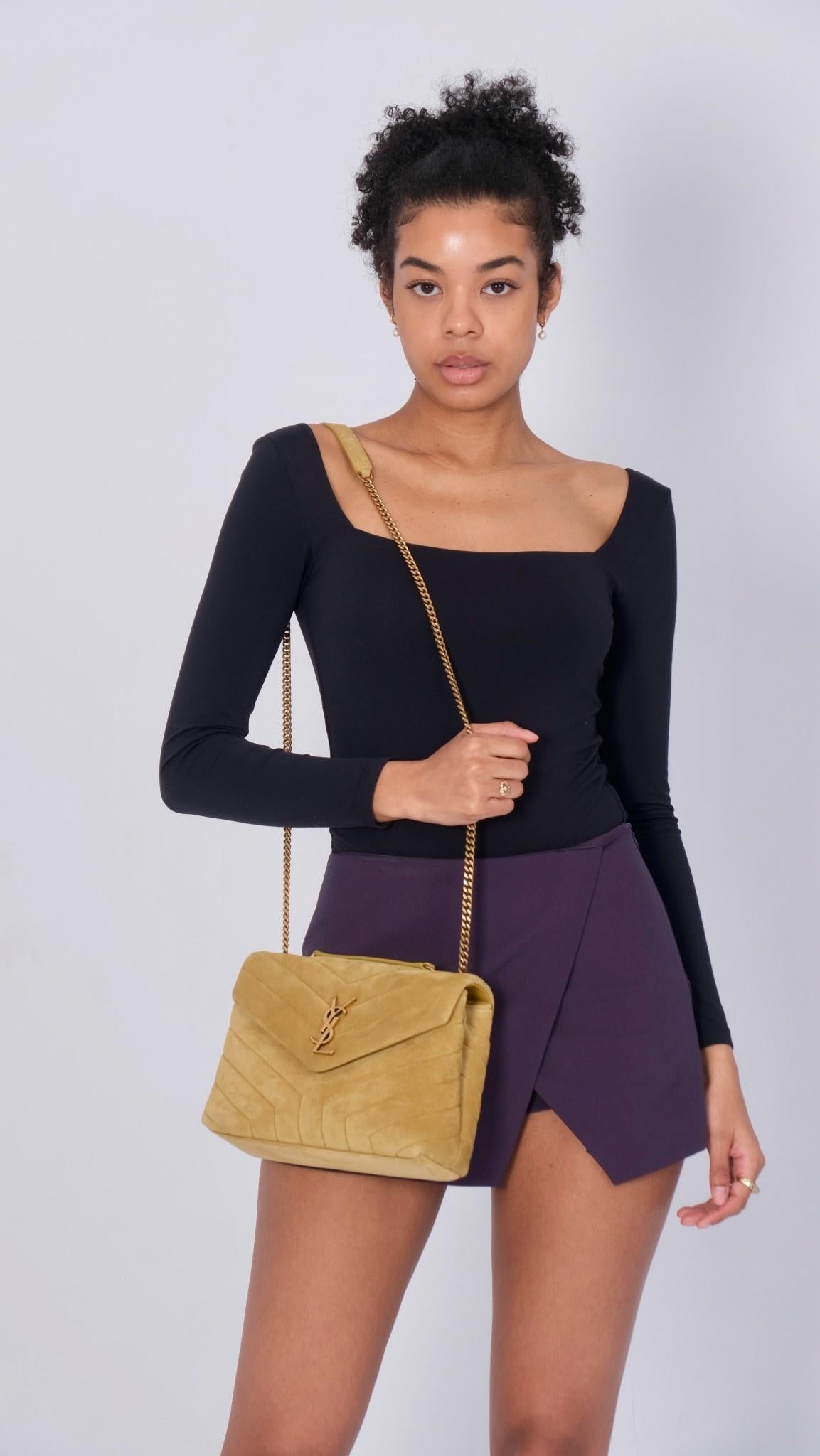 Sie trägt den Namen einer der engsten Freunde und größten Inspirationen von Yves Saint Laurent, Loulou de la Falaise. Die Loulou Tasche von Saint Laurent ist eine wunderbare Ode an die Vertraute des Gründers. Diese Version aus luxuriösem