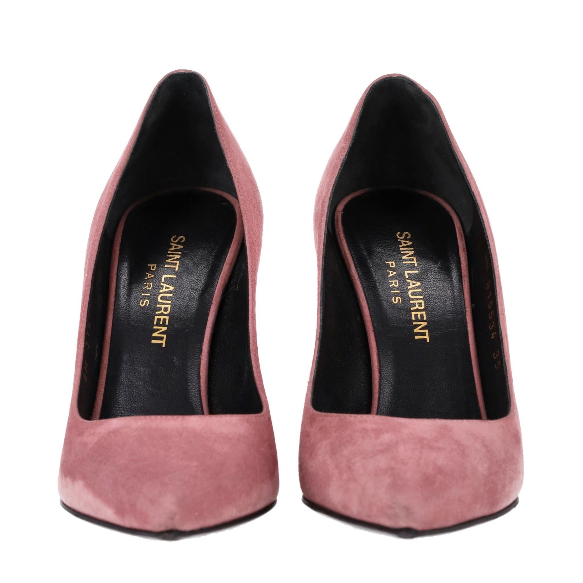 Saint Laurent Suede Pump High Heels.

Features dusty pink colour and pointed toe design.

Crafted in slip-on pump style with stiletto heel.

Made from suede, finished with black leather lining and sole.

Size - 35

Condition - Good (Some light signs
