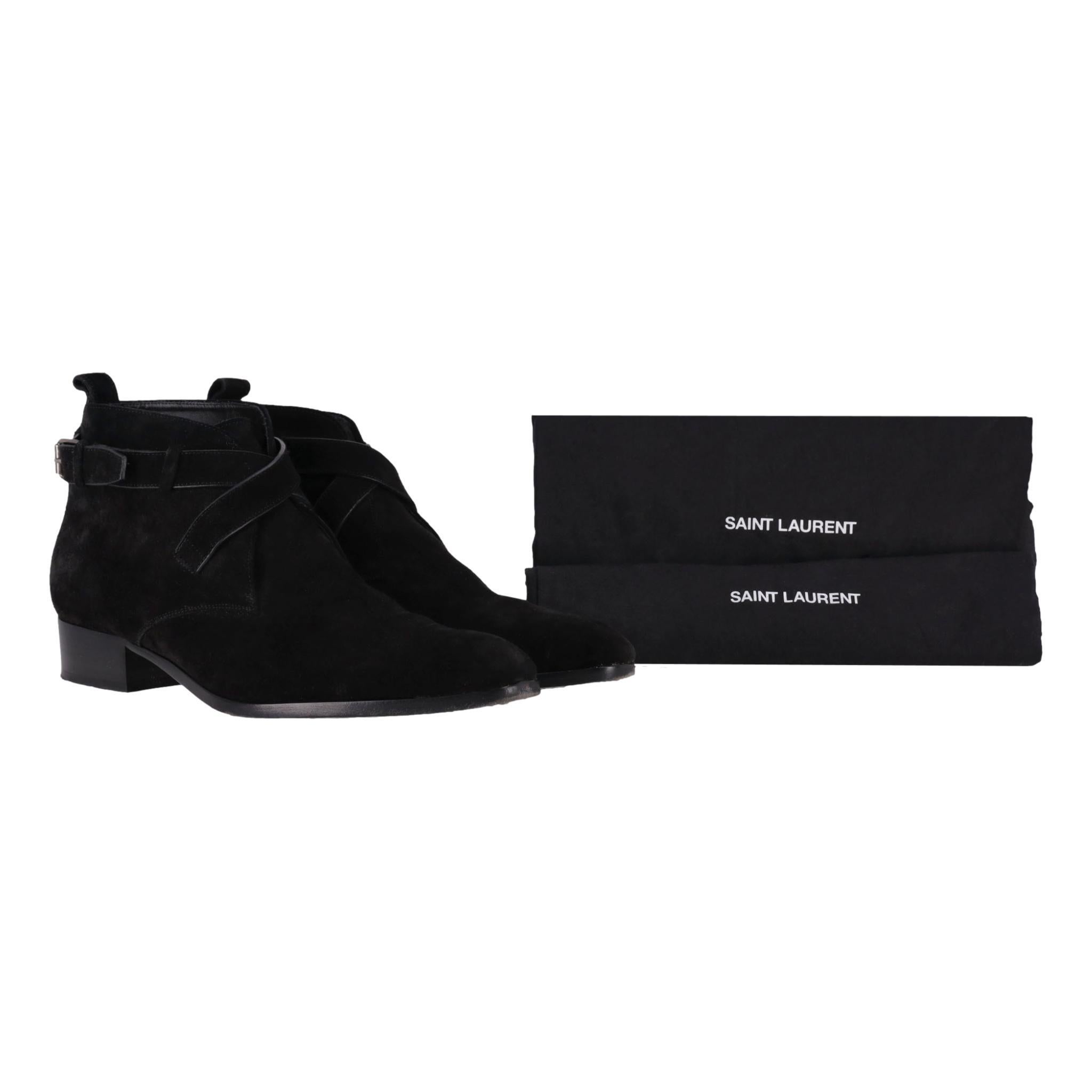 Botas Saint Laurent Wyatt de ante

Botas negras de ante con detalle de hebillas entrecruzadas.

Con puntera de almendra, tira en el cuello del talón y forro de piel.

Precio aprox. 750

Talla - 44.5

Estado - Bueno (Bueno (Algunos signos de