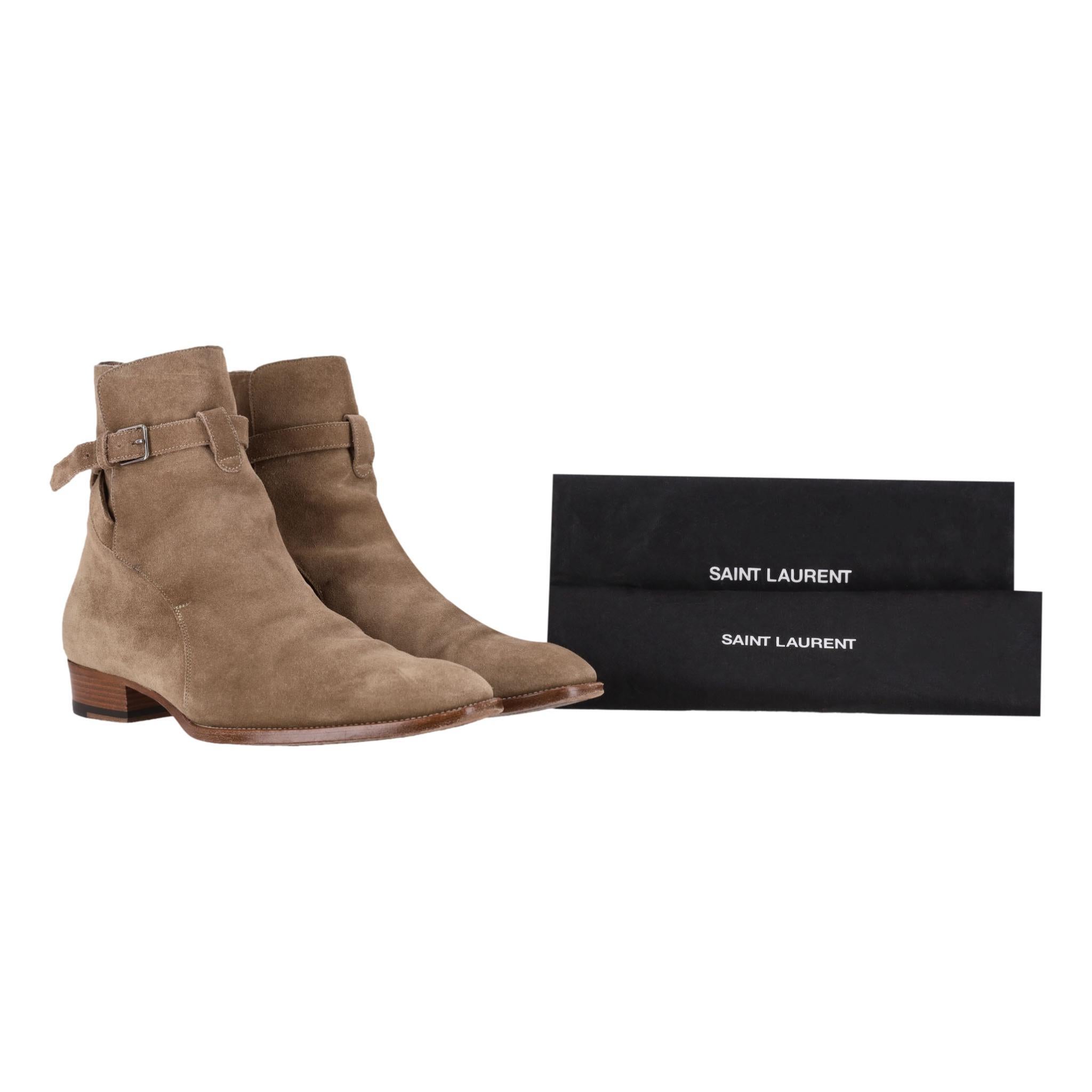 Saint Laurent Stivali in pelle scamosciata Wyatt Jodhpur

Stivaletti marroni in pelle scamosciata con cinturino alla caviglia.

Caratterizzate da tacco a spillo, linguetta posteriore in gros-grain e fibbia in metallo.

Prezzo di listino circa 900