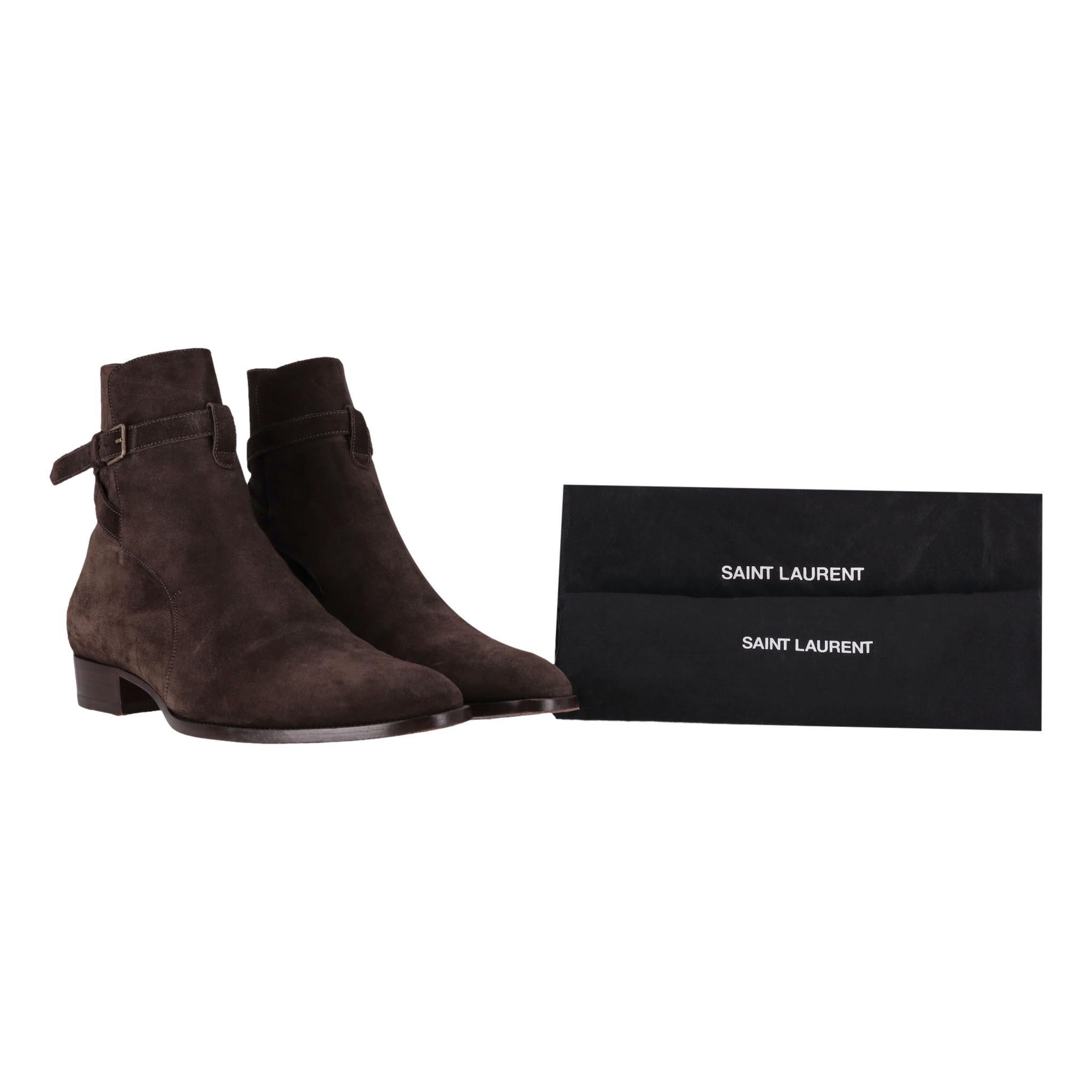 Saint Laurent Wildlederstiefel Wyatt Jodhpur

Dunkelbraune Stiefeletten aus Wildleder mit Knöchelriemen-Detail.

Mit Stapelabsatz, Zuglasche aus Ripsband auf der Rückseite und markanter Metallschnalle.

Preis ca. £900

Größe - 45

Zustand - Gut/Sehr