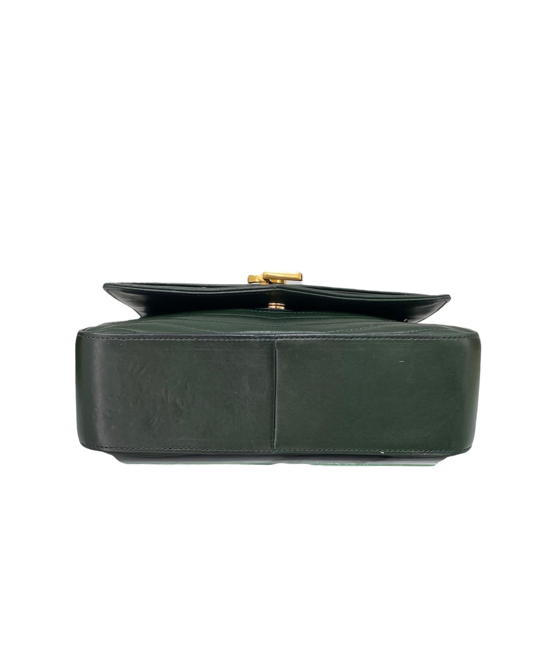 Saint Laurent bag, Sulpice model, made of bottle green leather, with golden hardware.
Equipped with a flap with double magnetic button closure, internally lined in black leather, quite roomy.
Equipped with a leather and chain shoulder strap and
