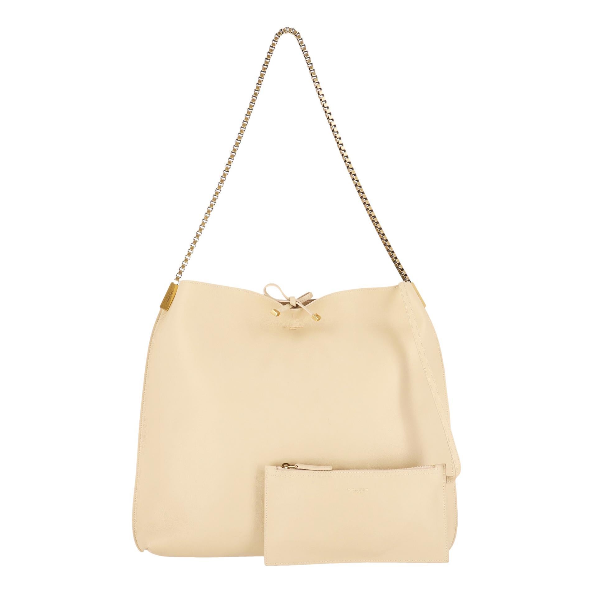 Saint Laurent Suzanne, borsa a tracolla in pelle con custodia abbinata 

Borsa slouchy beige chiaro con chiusura a cravatta.

Dettagliata con una sottile tracolla a catena e hardware dorato con incisioni 