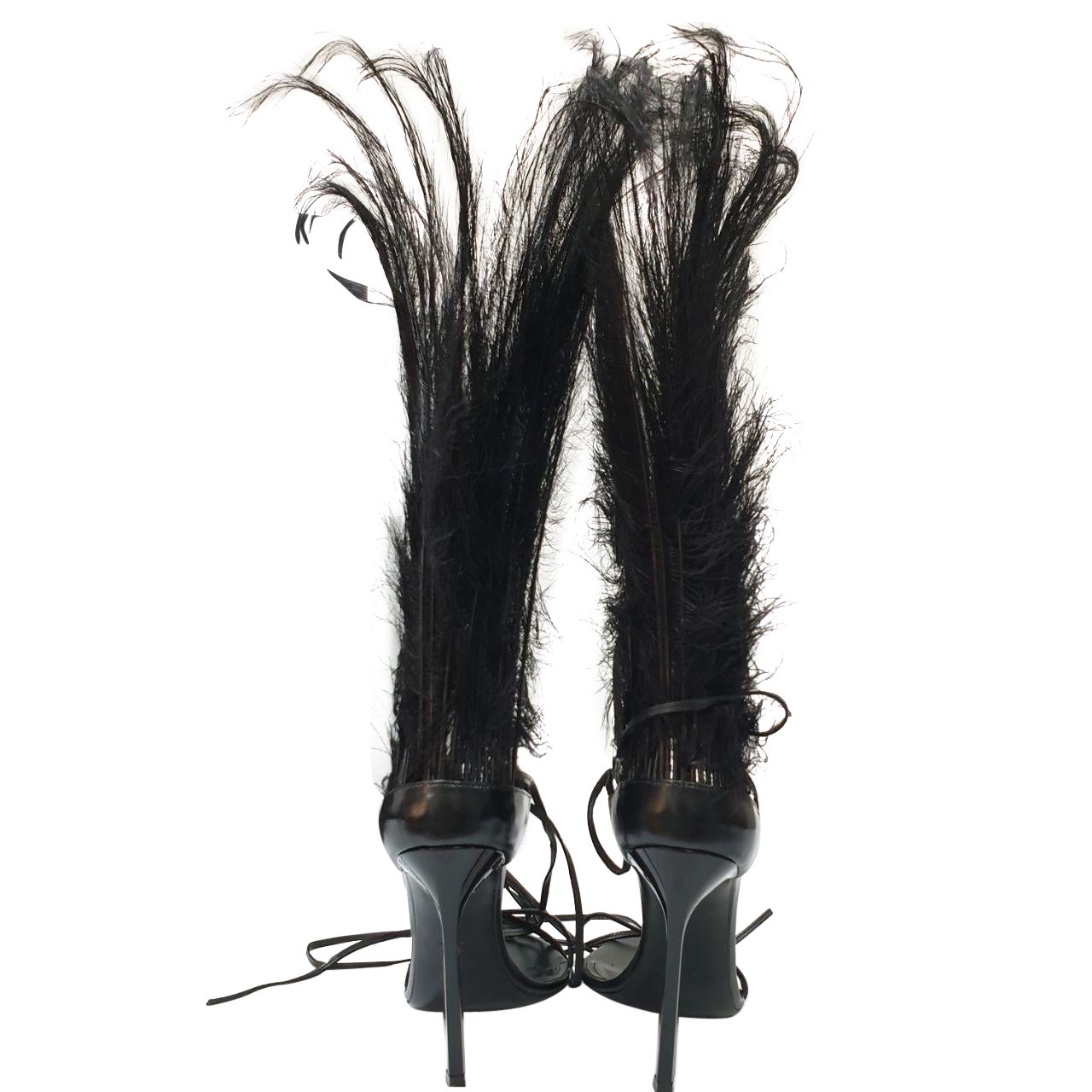 Élevez votre style avec ces superbes sandales Talitha de SAINT LAURENT ! Ces sandales sont en cuir grainé noir et ornées de plumes d'autruche. Le bout pointu et les liens en cuir aux chevilles ajoutent une touche d'élégance. 

Confectionnées en