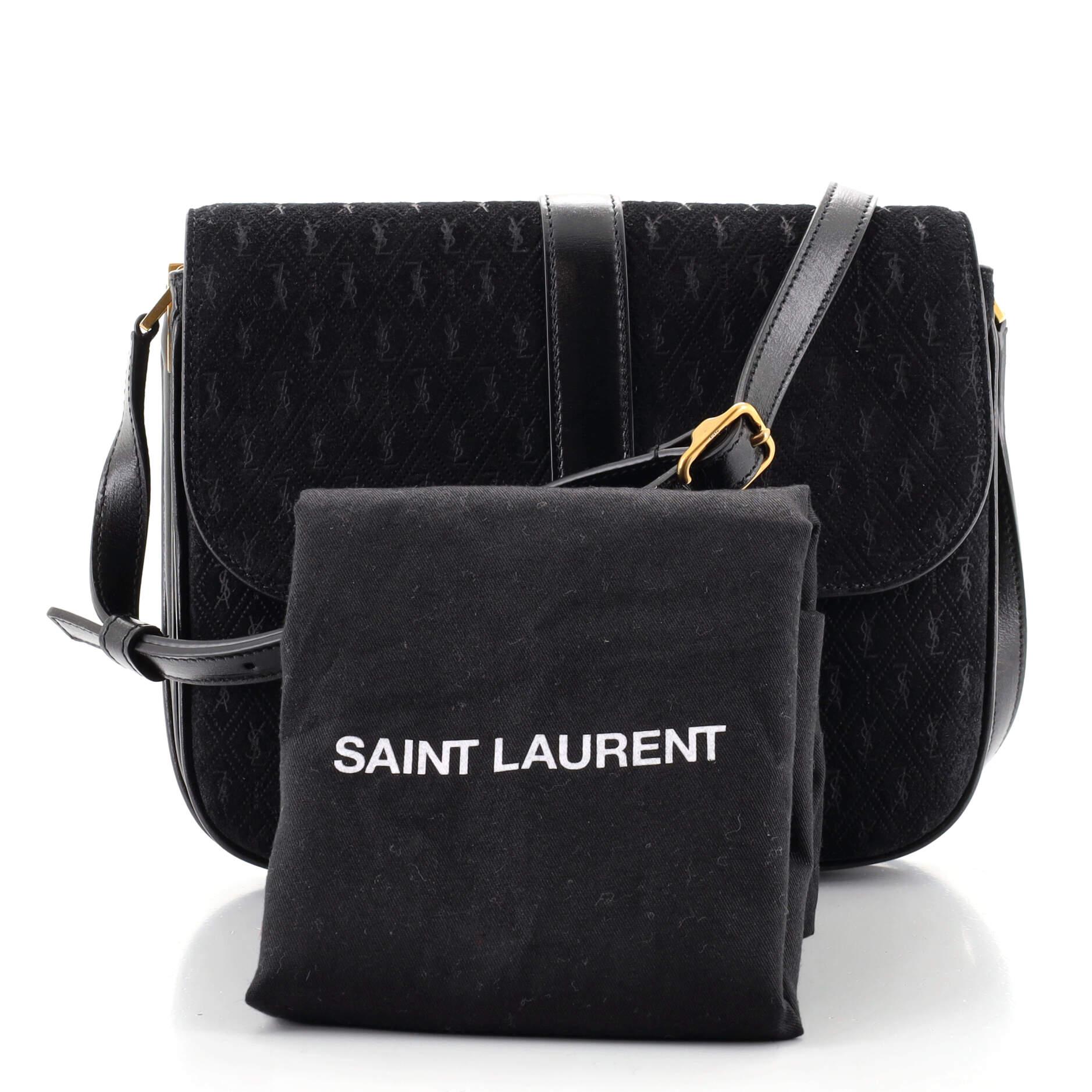 Zustand: Sehr gut. Wear on base corners, rear pocket edge and in interior, creasing on strap and underneath flap, slight cracking on side opening wax edge. Scuffs in interior, scratches on hardware.
Accessories: Dust Bag
Measurements: Height 7.5