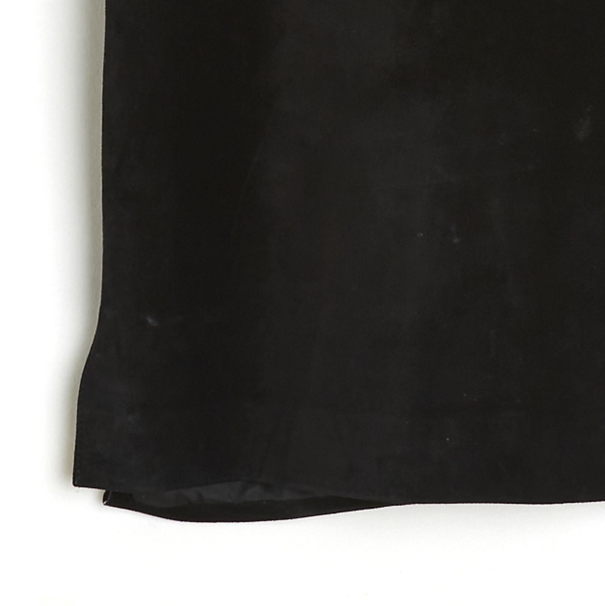 Yves Saint Laurent Oberteil aus schwarzem Wildleder, Rundhalsausschnitt, ärmellos, ganz bestickt mit einer breiten Lederkrawatte, 2 kleine Schlitze am unteren Rand des Oberteils, Reißverschluss hinten, schwarzes Canvasfutter. Größe 40FR (perfekt in