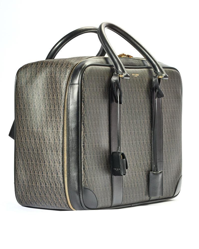 Saint Laurents Signature Bag, Modell Travel 24H in Größe Medium, aus schwarzem Canvas mit Logodruck, Lederbesatz und goldenen Beschlägen. Ausgestattet mit einem halbrunden Reißverschluss mit doppeltem Schieber, innen gefüttert mit Ton-in-Ton-Canvas