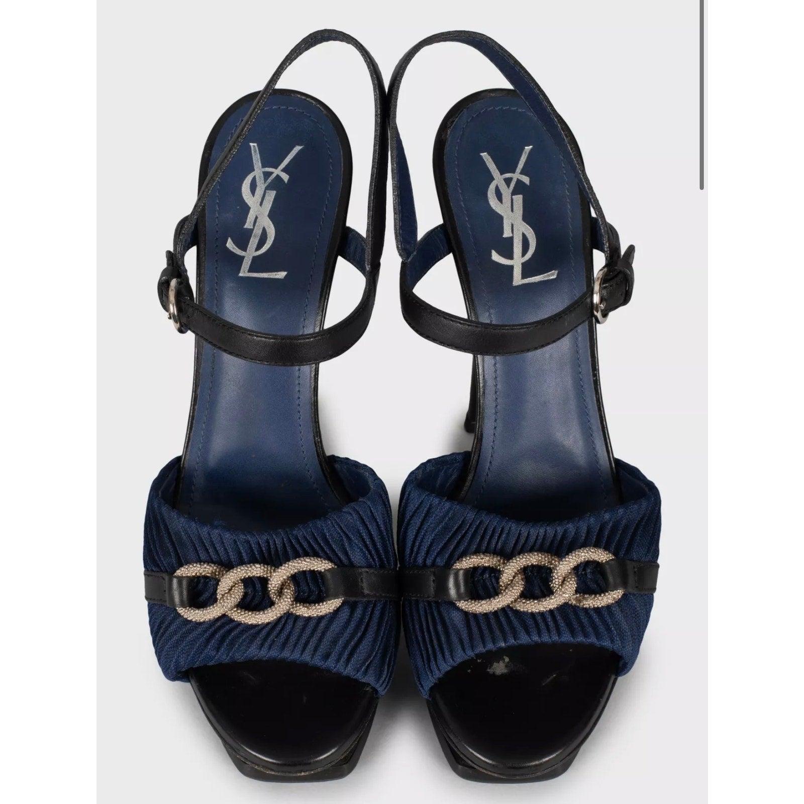 Gehen Sie stilvoll aus mit diesen wunderschönen Saint Laurent High-Heel-Sandalen! Diese gebrauchten Schuhe sind in sehr gutem Zustand und werten jedes Outfit auf.

Merkmale:

- Größe: 40 (fällt groß aus, siehe Maße)

- Obermaterial: Leder, Wildleder