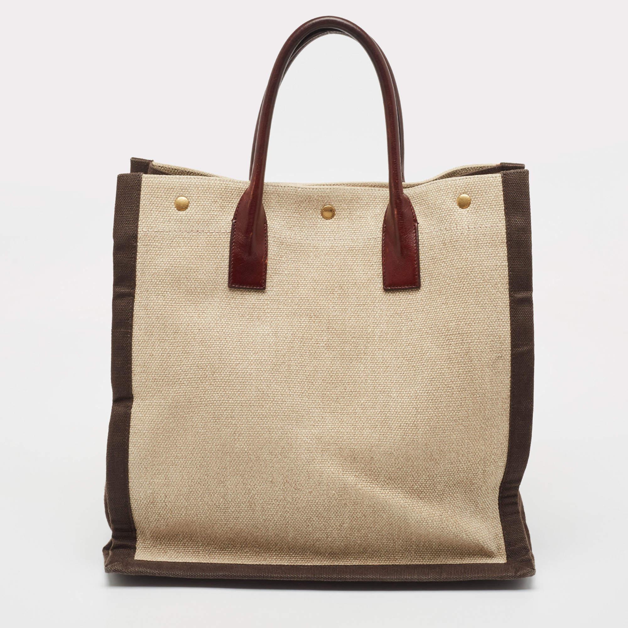 Know to create stylish, sophisticated, and timeless designs, this is a brand worth investing in. The bags that come from this label's atelier are exquisite. This tote bag is no different. It has been made from quality materials and comes with an