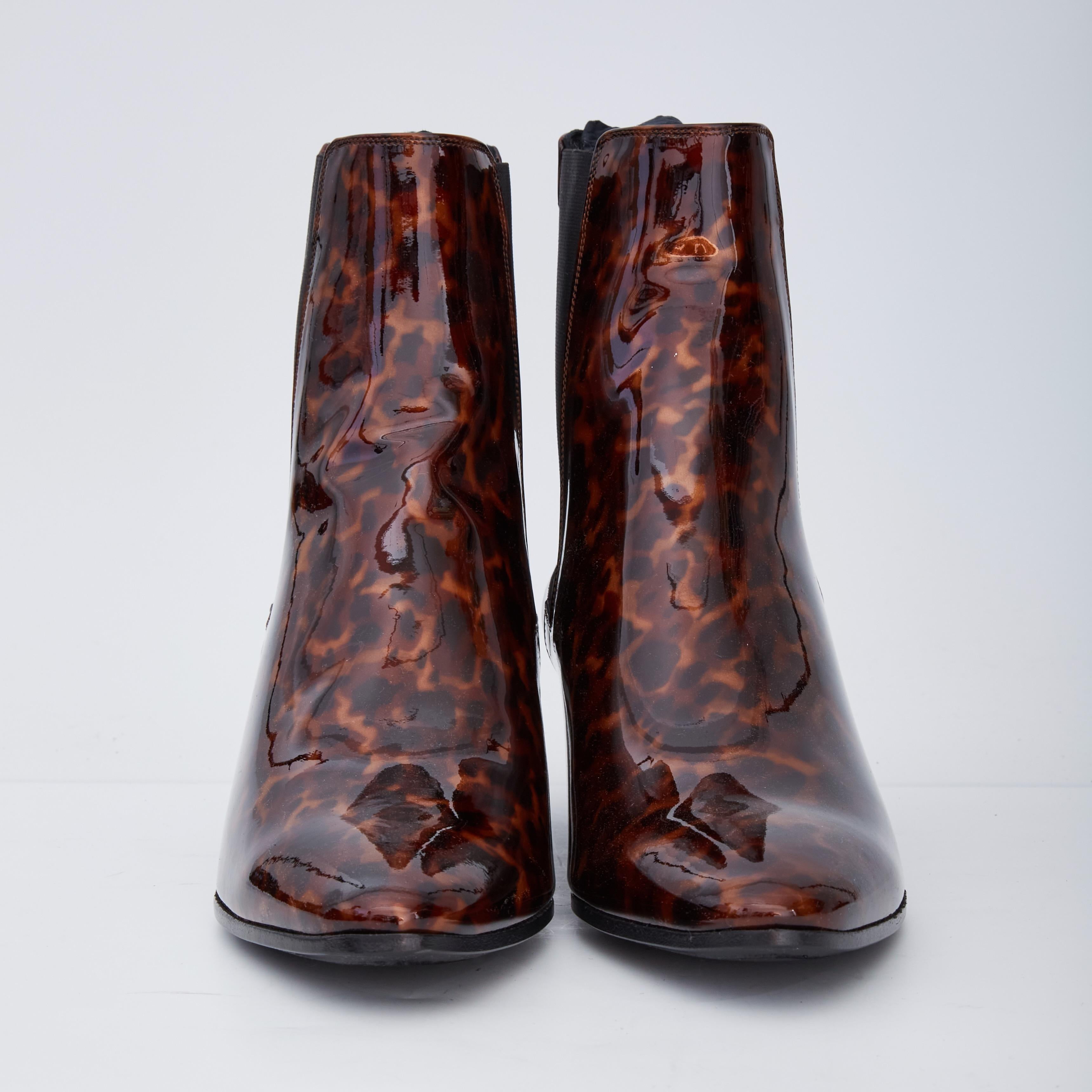 Saint Laurent Chelsea style boots for women made of patent leather with animal print. 

COLOR: Brown
MATERIAL: Patent leather
ITEM CODE: 606602
SIZE: 39 EU / 8 US
HEEL HEIGHT:  50 mm / 1”
CONDITION: New
COMES WITH: Dust bag and box 

Made in Italy