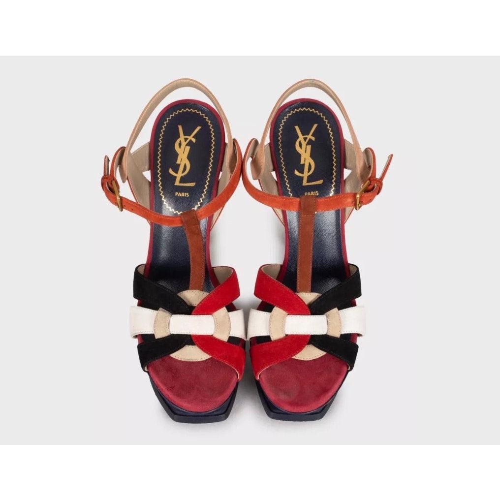 ¡Sal a la calle con estilo con estas elegantes sandalias Saint Laurent de ante bicolor! Estas elegantes sandalias están en buen estado, con algunos signos de desgaste en las suelas, los tacones y las plantillas, como se muestra en la foto. 

Talla: