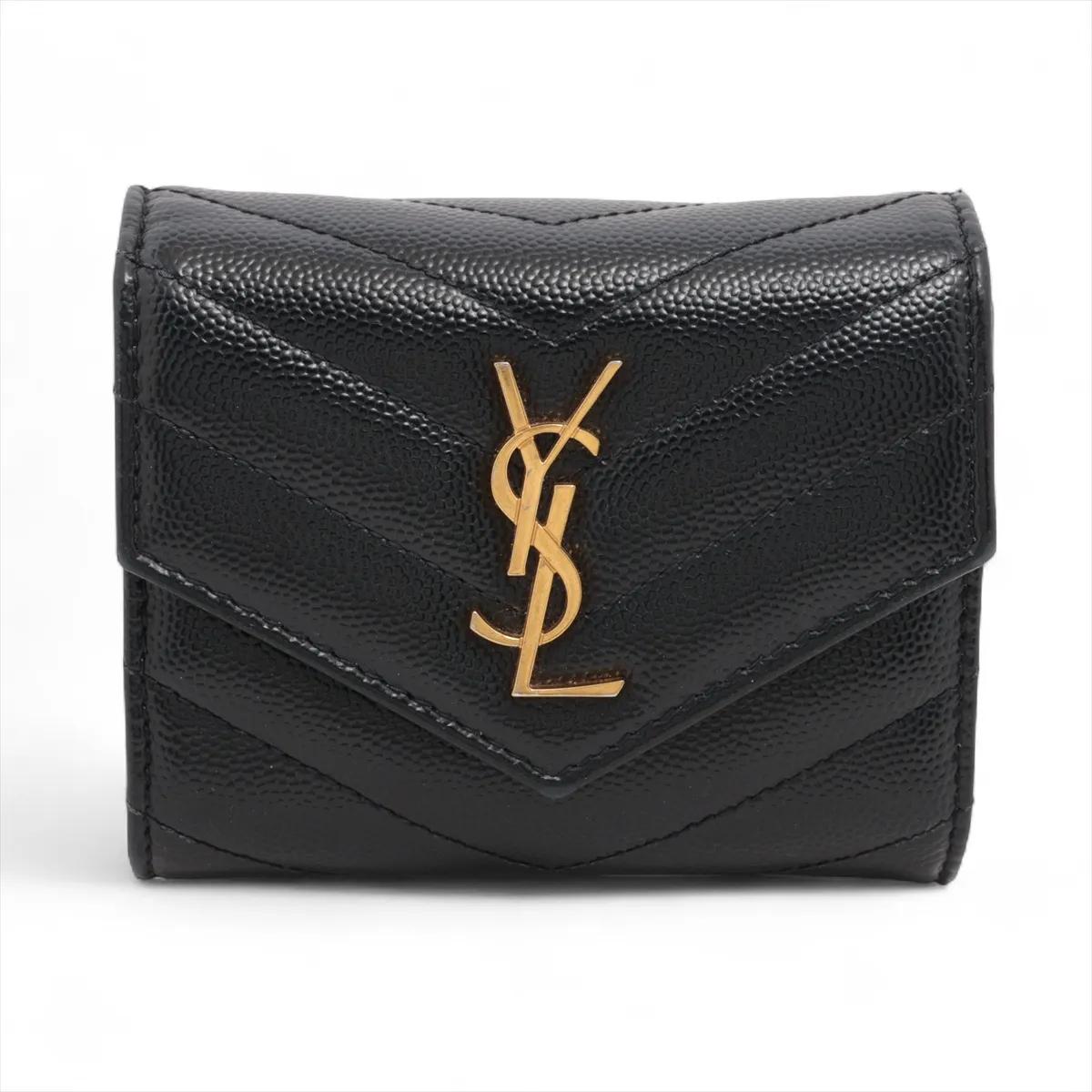 Die Saint Laurent V Stitch Leather Compact Wallet in Schwarz verkörpert schlichte Raffinesse und moderne Handwerkskunst. Sie ist aus luxuriösem Glattleder gefertigt und zeichnet sich durch das markentypische V-Stich-Design aus, das für subtile