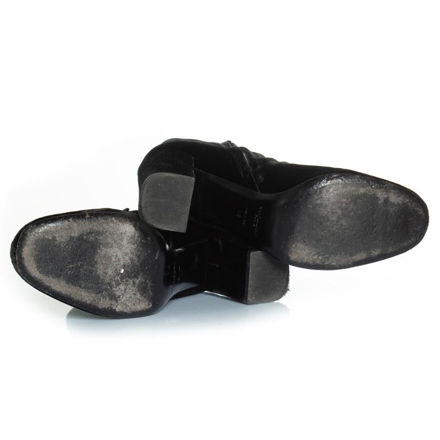Saint Laurent, velvet ankle boots in black. The item is in very good condition. 

CONDITION: very good condition

SIZE: 39

INSOLE MEASUREMENTS: 26 cm

HEEL MEASUREMENTS: 10 cm PLATFORM: 1 cm

SHAFT HEIGHT: 12 cm WIDTH TOP: 12 cm

FABRIC: