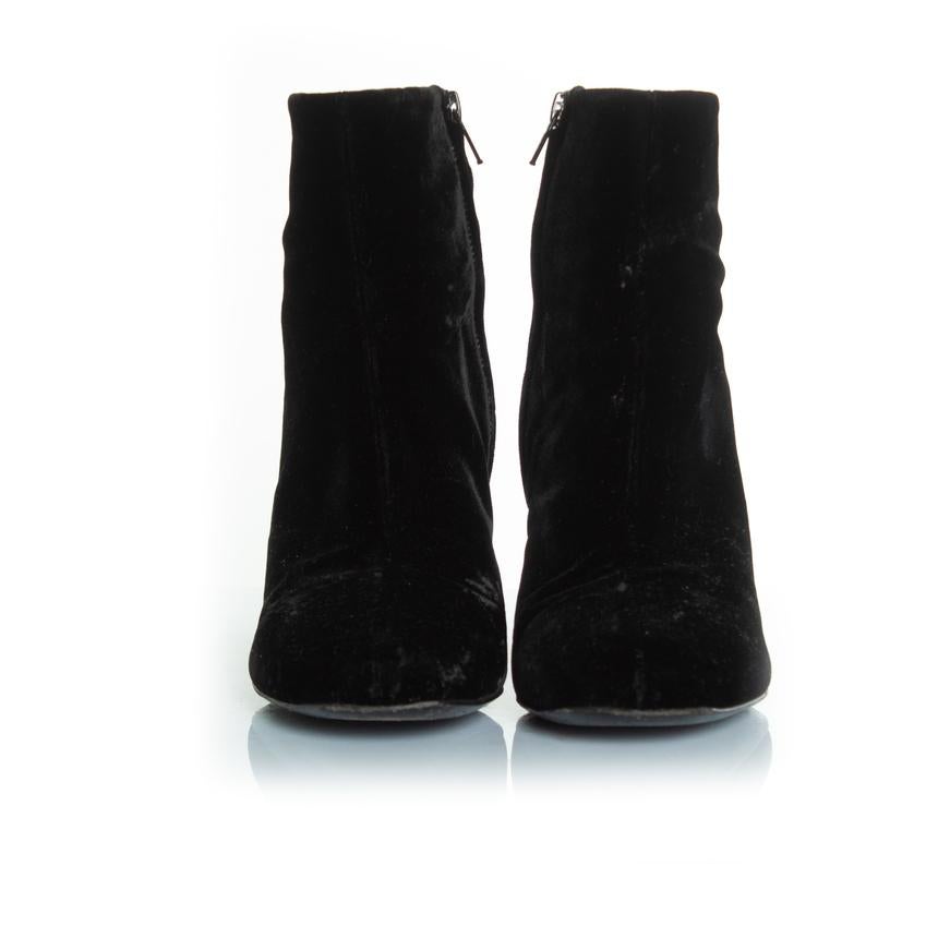 Saint Laurent, velvet ankle boots in black In Excellent Condition For Sale In AMSTERDAM, NL