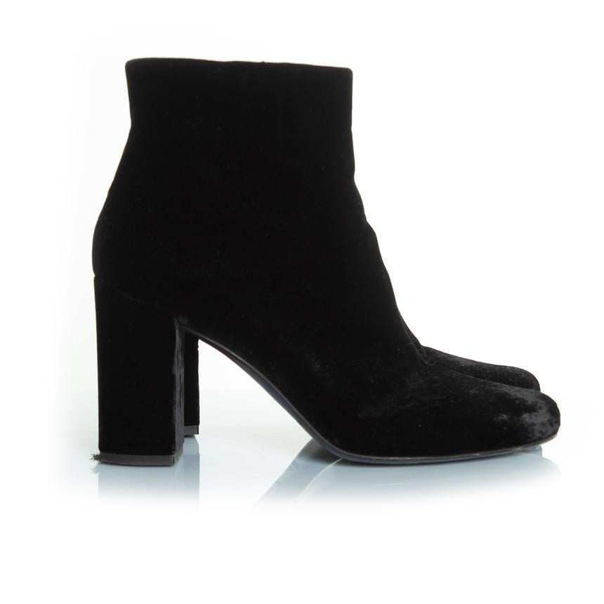 Women's Saint Laurent, velvet ankle boots in black For Sale