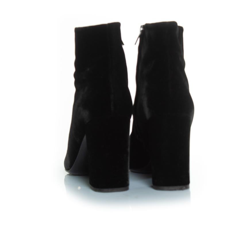 Saint Laurent, velvet ankle boots in black For Sale 1