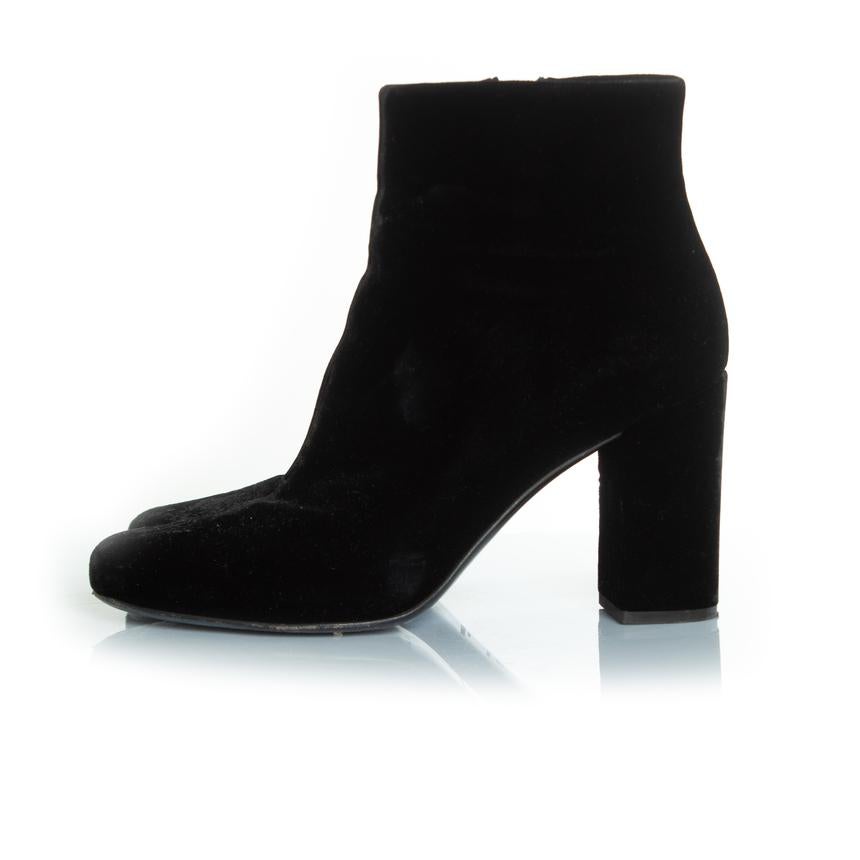 Saint Laurent, velvet ankle boots in black For Sale 2